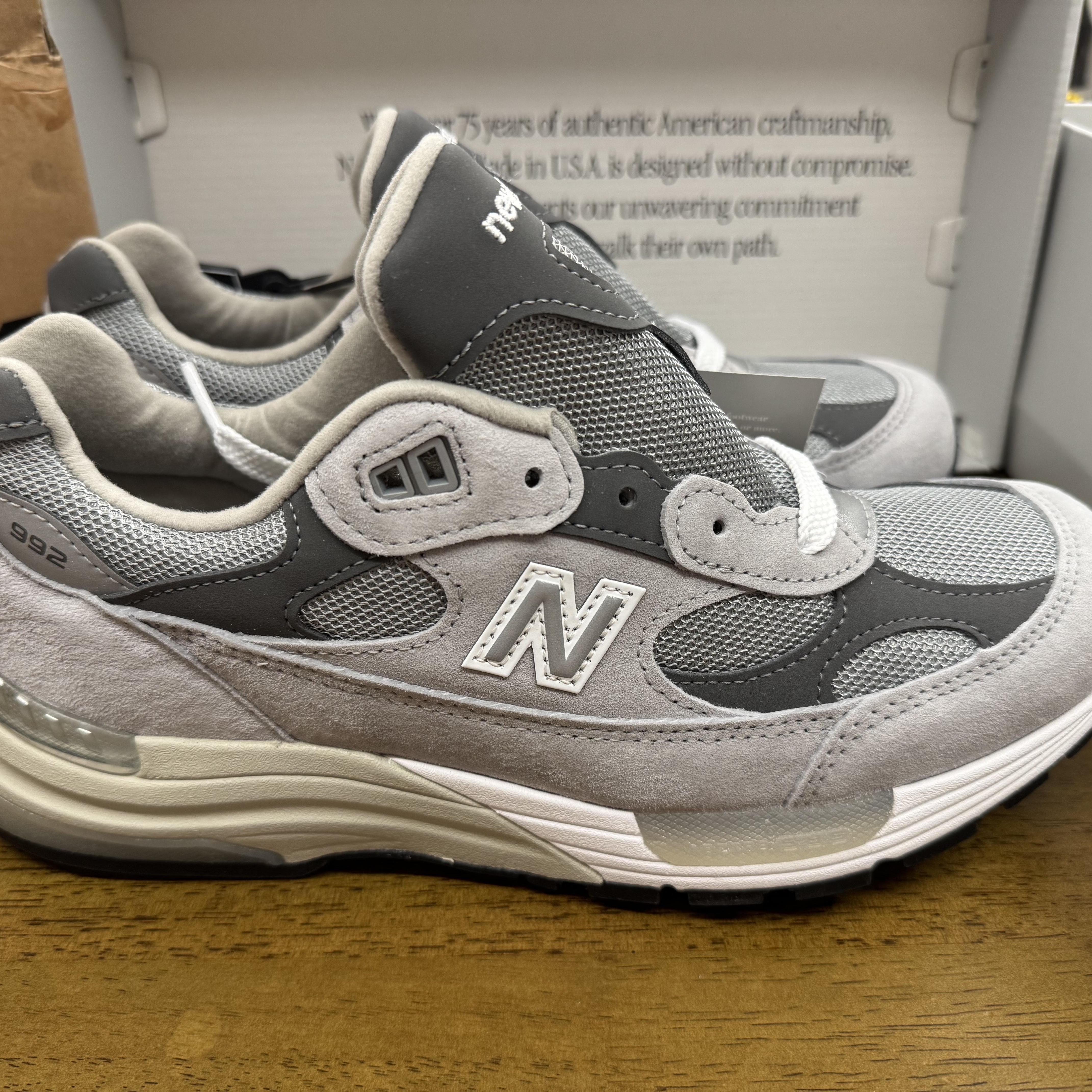 New Balance 992 Made in USA Core Grey Silver Metallic 착용 스타일 - 2