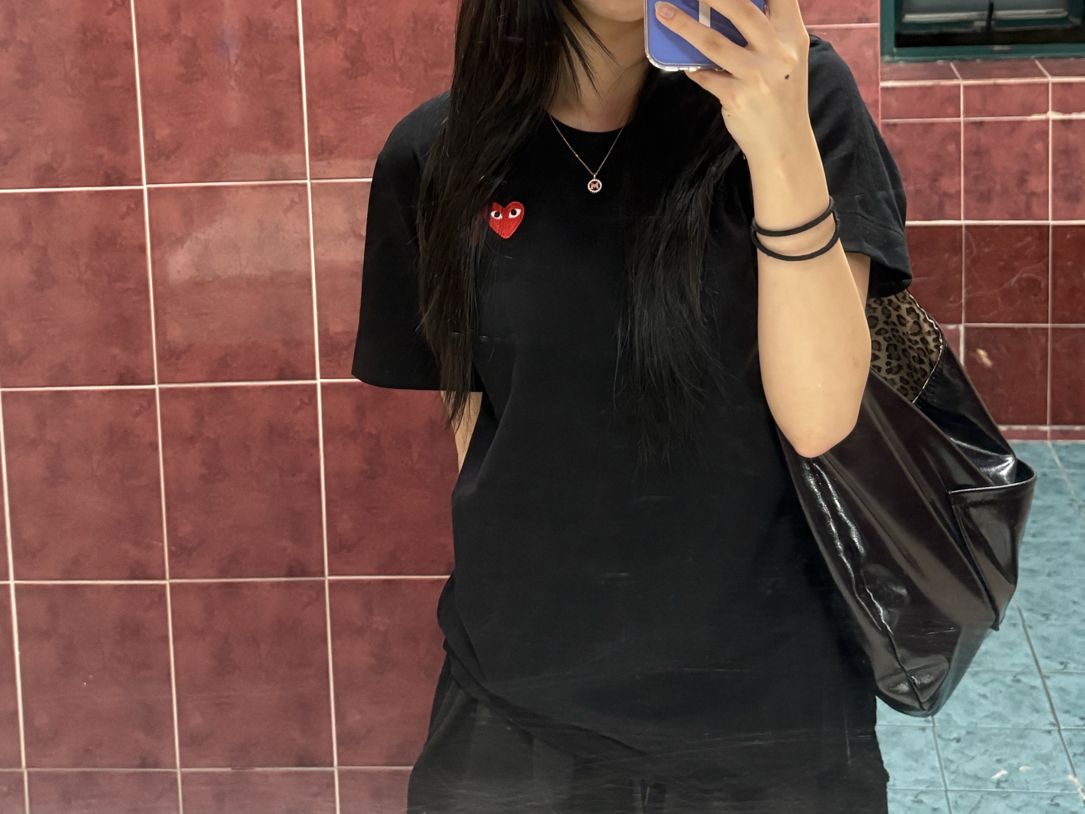 Play Comme des Garcons Double Heart T-Shirt Black, Yves Saint Laurent Candy Glow Butter Balm 44B Nude Lavalliere 착용 스타일 - 1