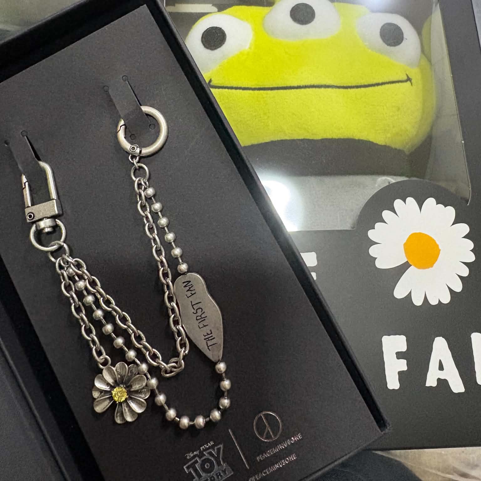 Casetify x Peaceminusone x Toy Story The First Fan Fashion Key Metal Chain Wrist Strap, Peaceminusone x Toy Story The First Fan Standing Plush Toy Alien 착용 스타일
