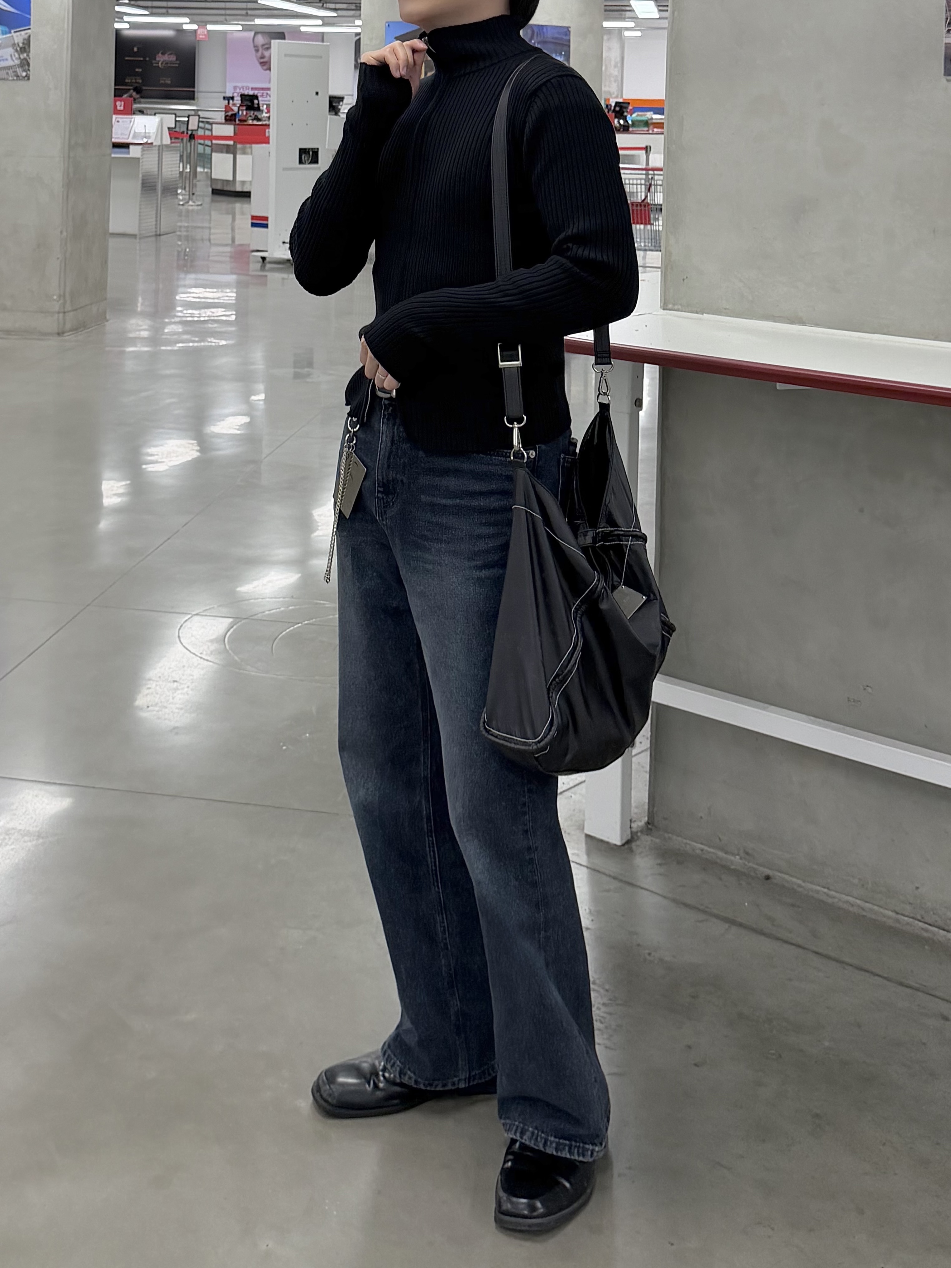 Matin Kim Rivet Point Quad Shoulder Bag Black 착용 스타일 - 3