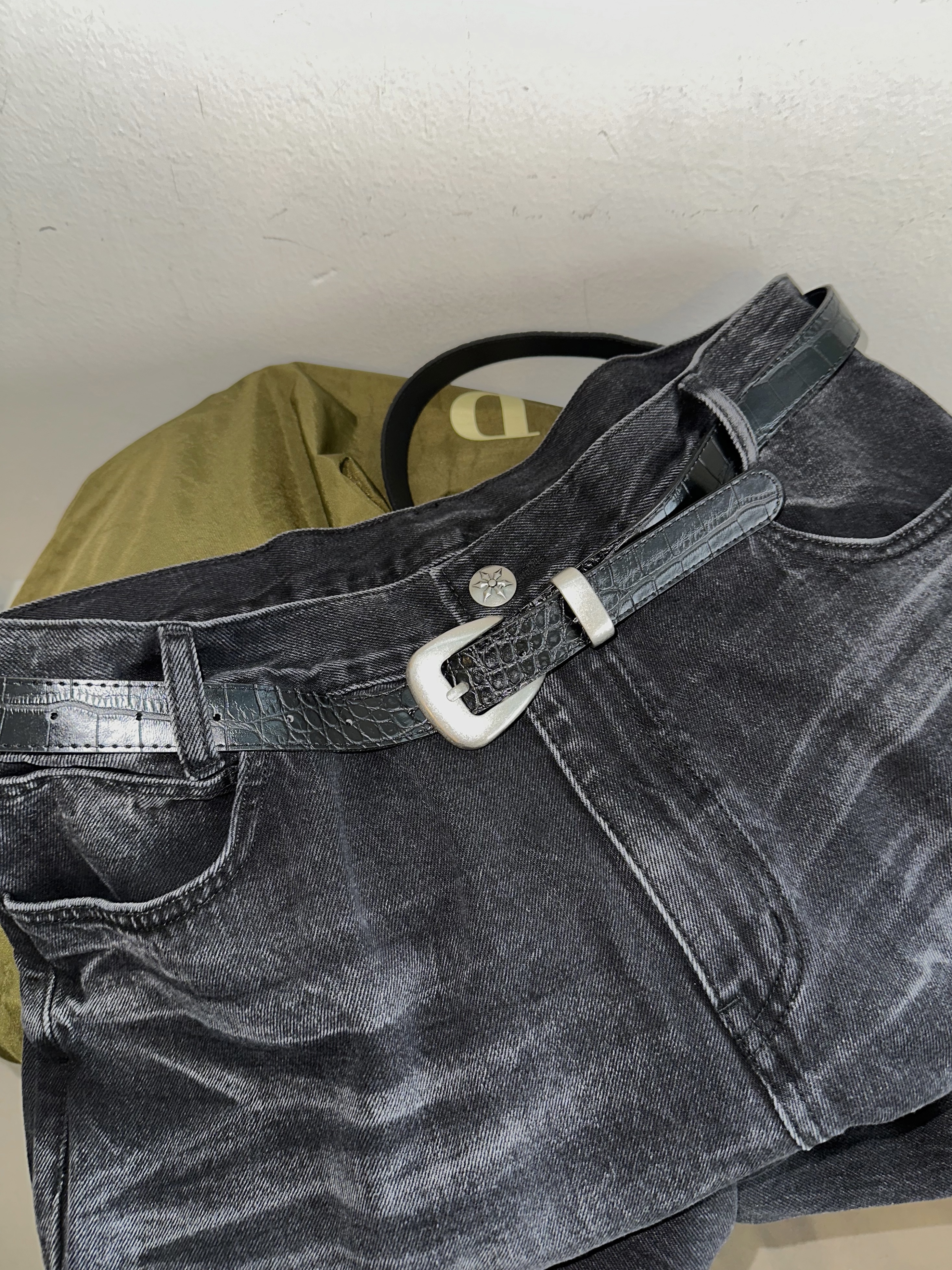 AX CONNECTION Authentic Vintage Washed Flare Denim Pants Black, AX CONNECTION Crocodile Texture Belt 착용 스타일 - 1