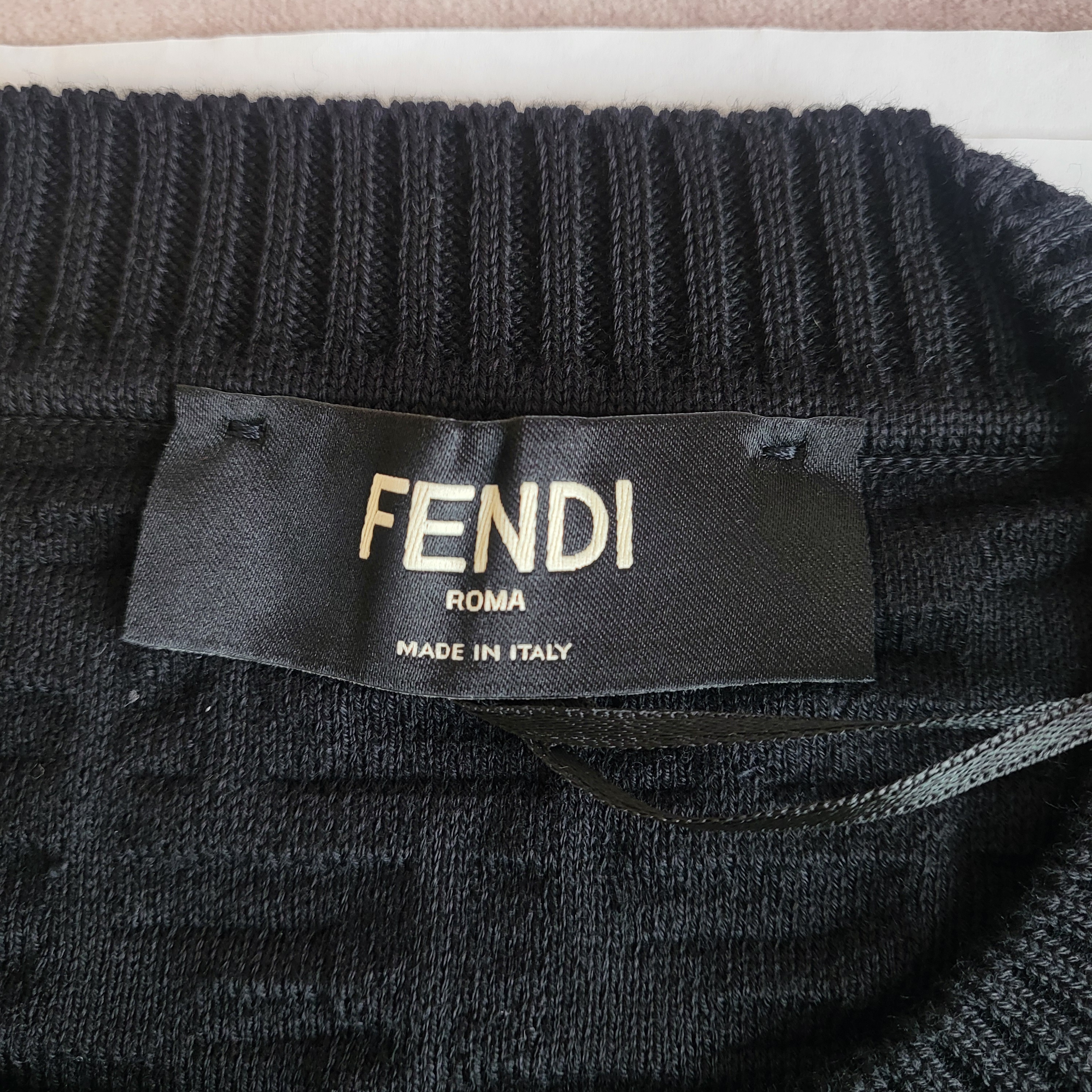 Fendi FF Cotton Sweater Black 착용 스타일 - 2
