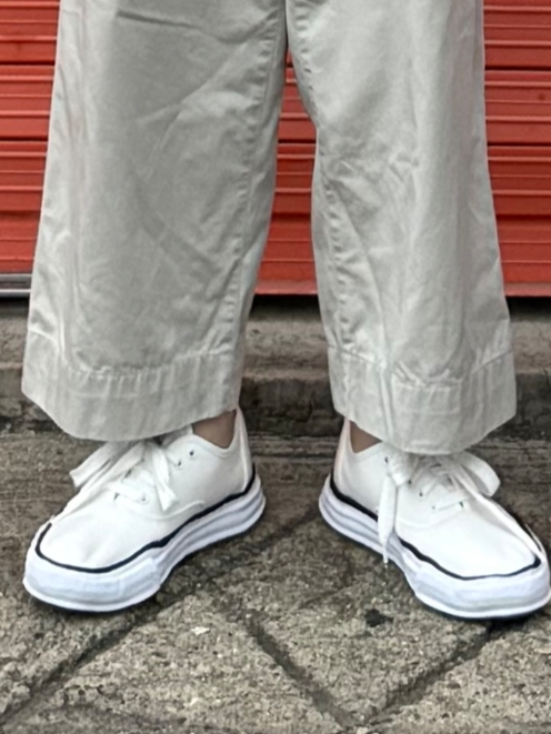 COS Quilted  Laptop Case Off White, Maison Mihara Yasuhiro Baker OG Sole Canvas Low Cut Sneakers White 착용 스타일 - 2