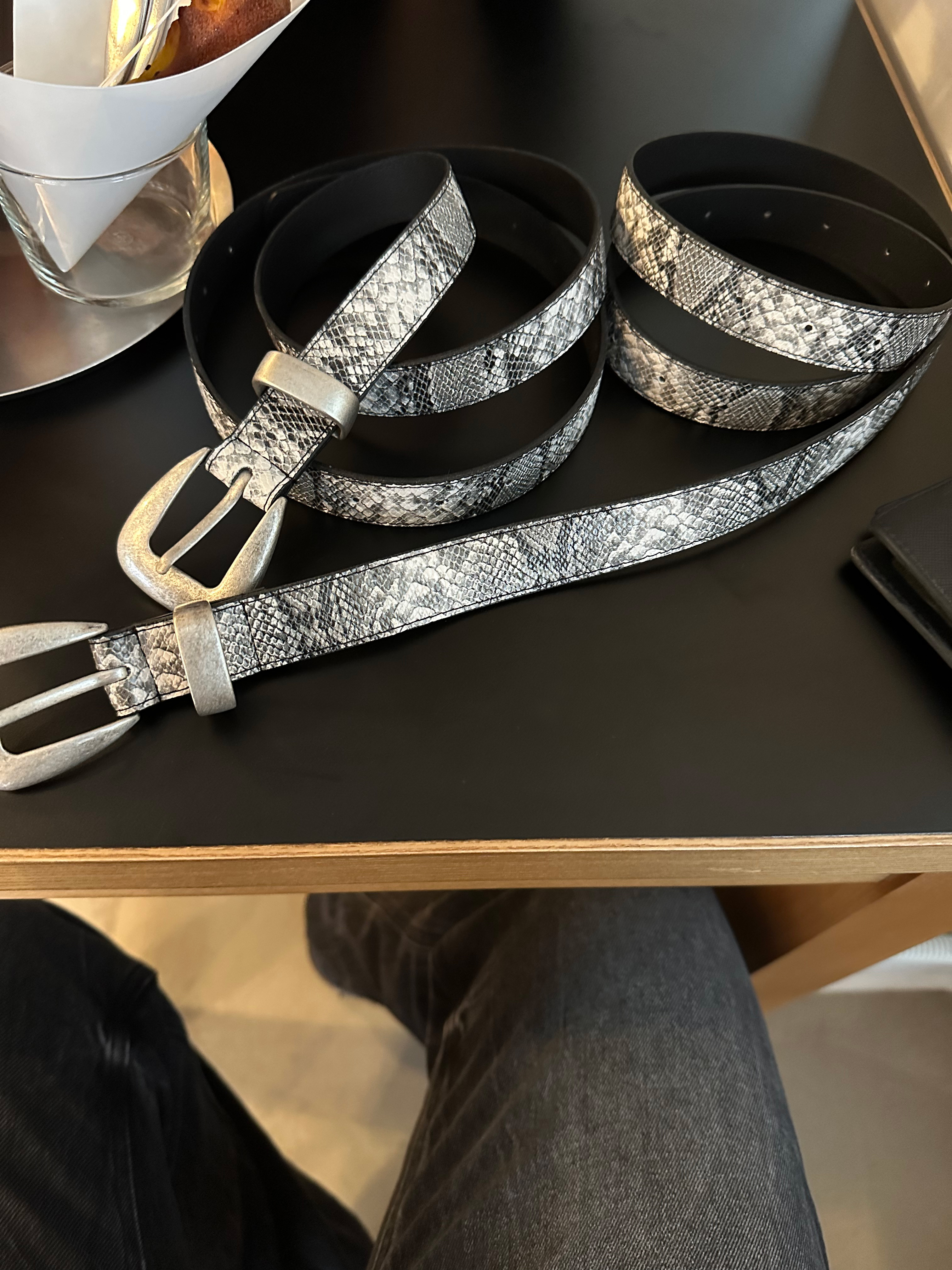 AX CONNECTION Light Snake Texture Belt Beige, AX CONNECTION Double Buckle Snake Texture Belt Black 착용 스타일 - 1