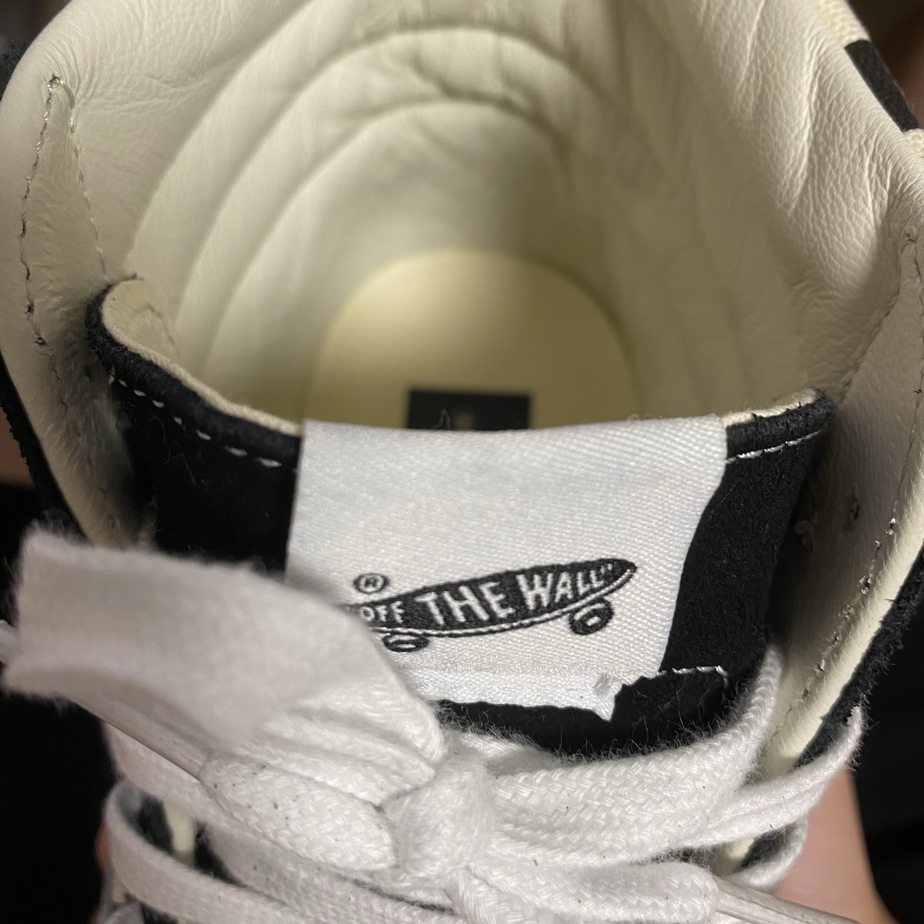 Vans Premium Sk8-Hi Reissue 38 Black White 착용 스타일 - 3
