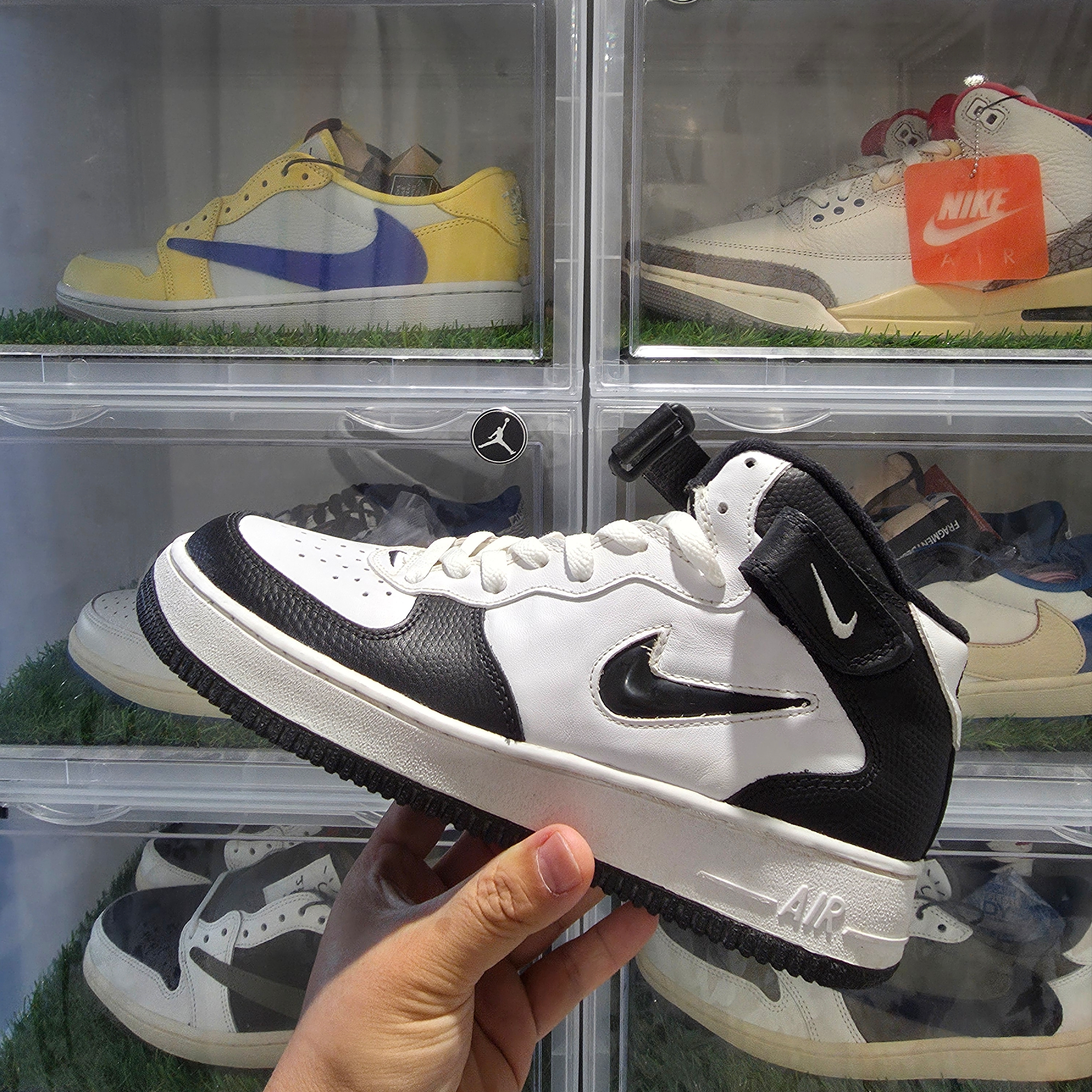 Nike Air Force 1 1996 Mid SC Dalmatian, Jordan 1 x Travis Scott x Fragment Retro Low OG SP Military Blue 착용 스타일 - 1