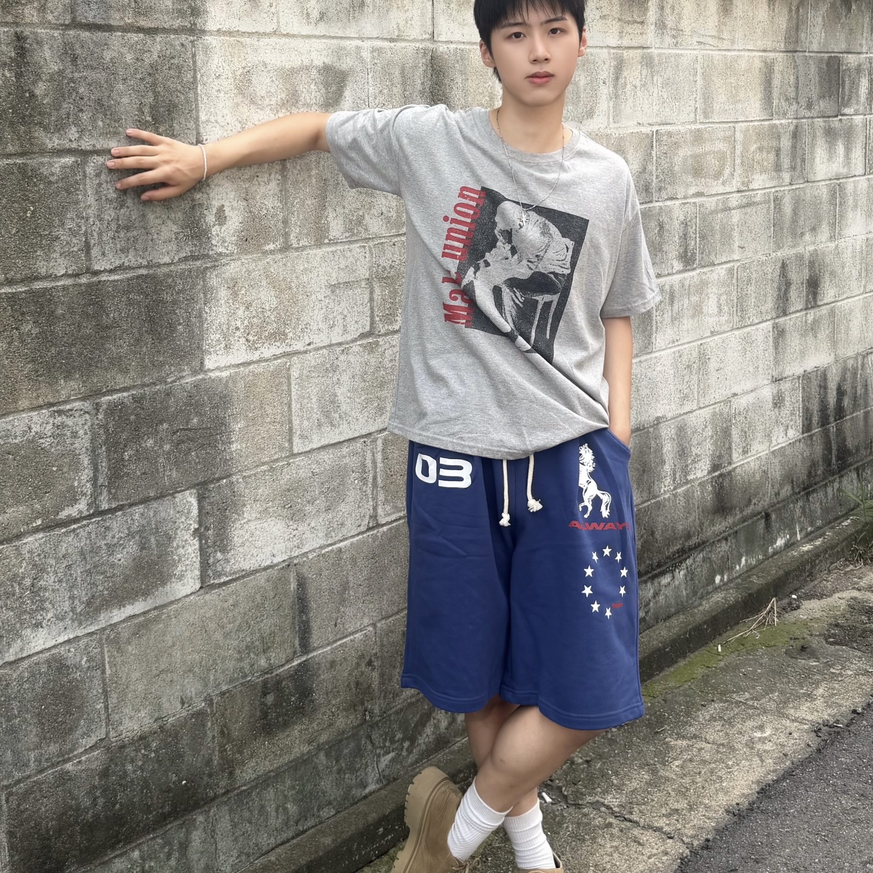 AMOU Trouble Half T-Shirts Gray, AMOU Trouble Half T-Shirts White 착용 스타일 - 1