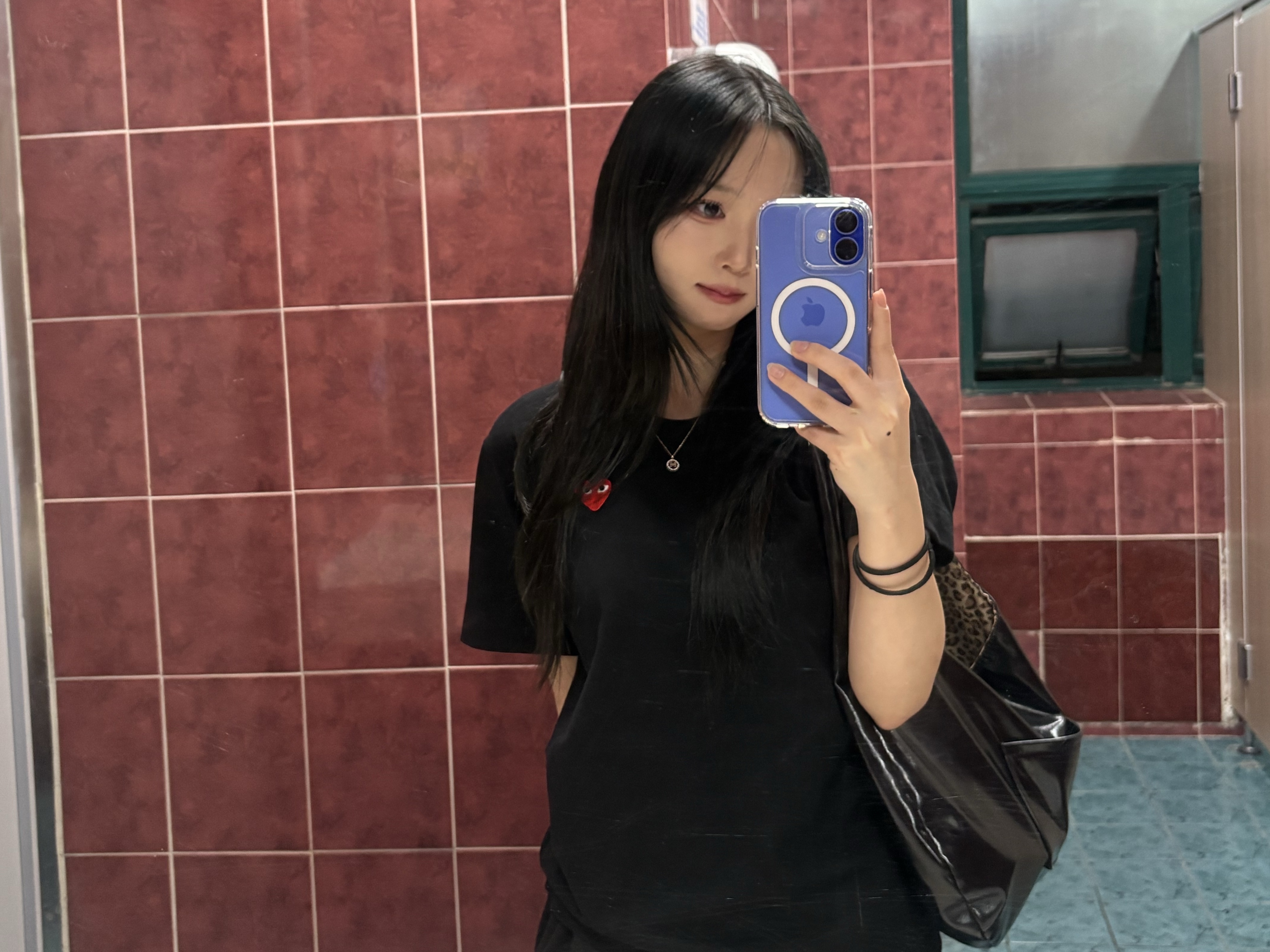 Play Comme des Garcons Double Heart T-Shirt Black, Yves Saint Laurent Candy Glow Butter Balm 44B Nude Lavalliere 착용 스타일 - 2
