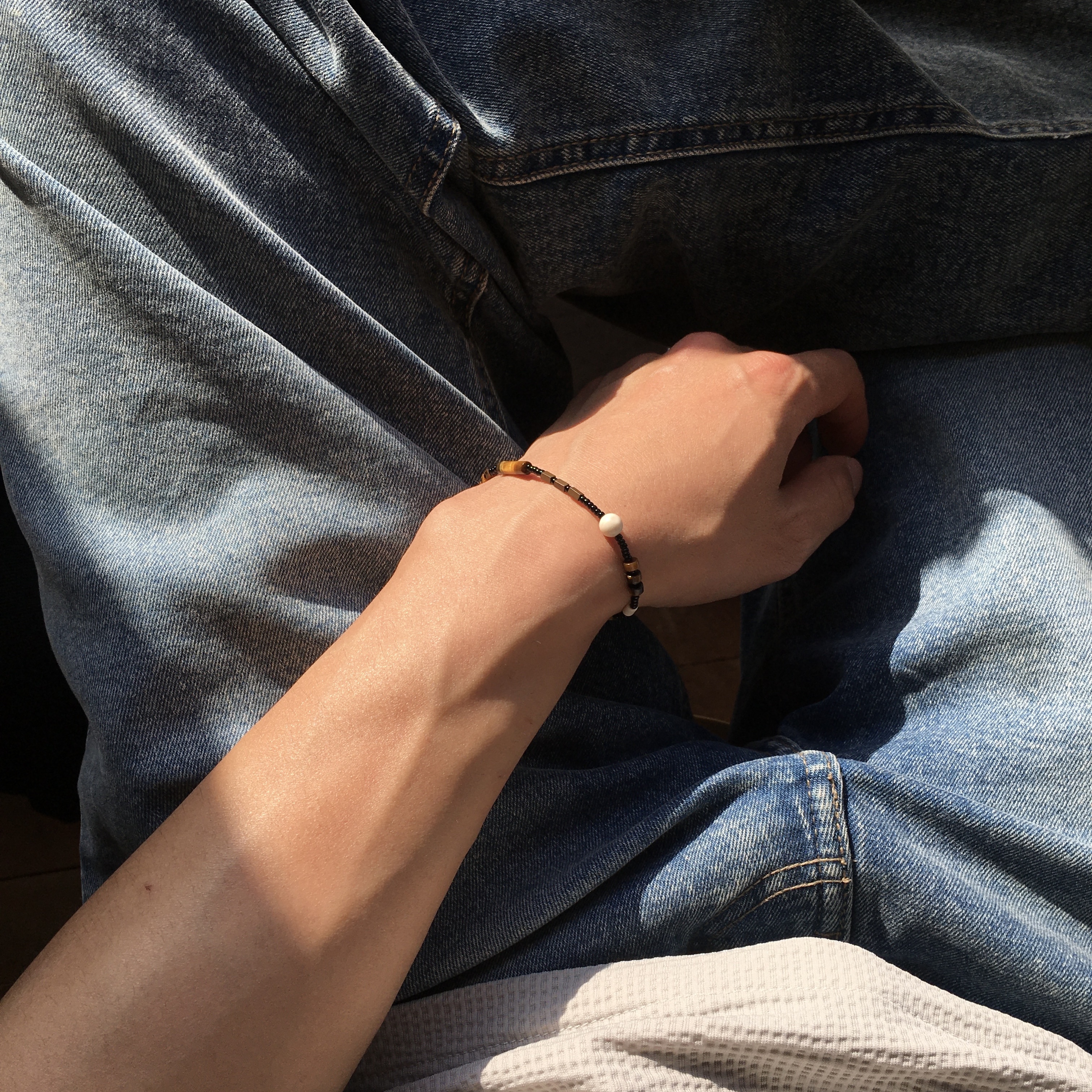 Riomeu Blonde Black Slim Bracelet 착용 스타일