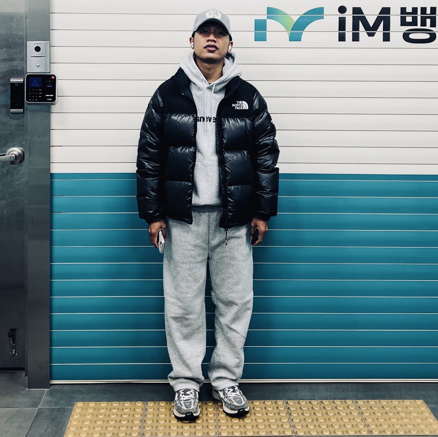 Nike P-6000 Flat Pewter Light Iron Ore, The North Face White Label Novelty Nuptse RDS Down Jacket Black 착용 스타일