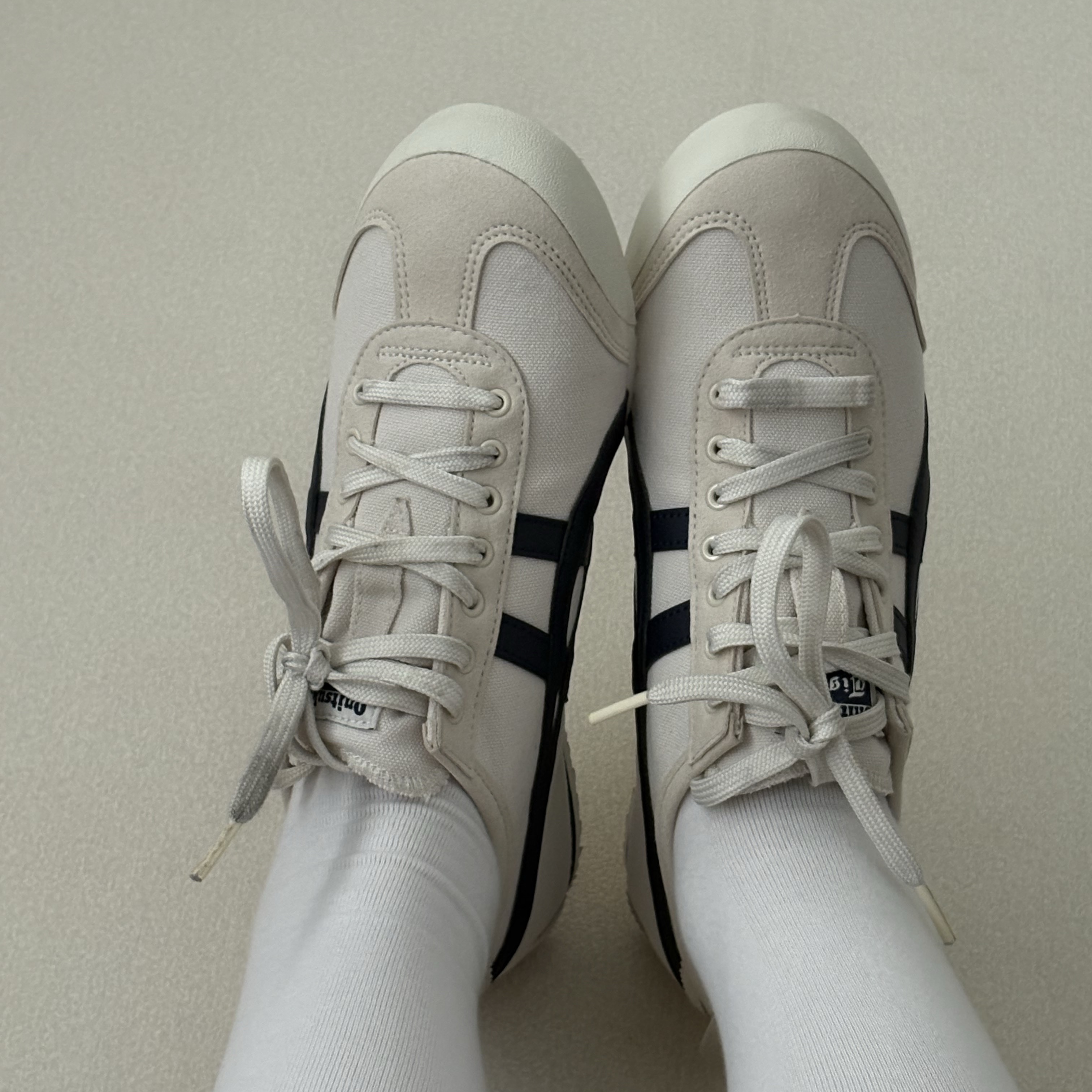 Onitsuka Tiger Mexico 66 Slip-On Birch Midnight 착용 스타일