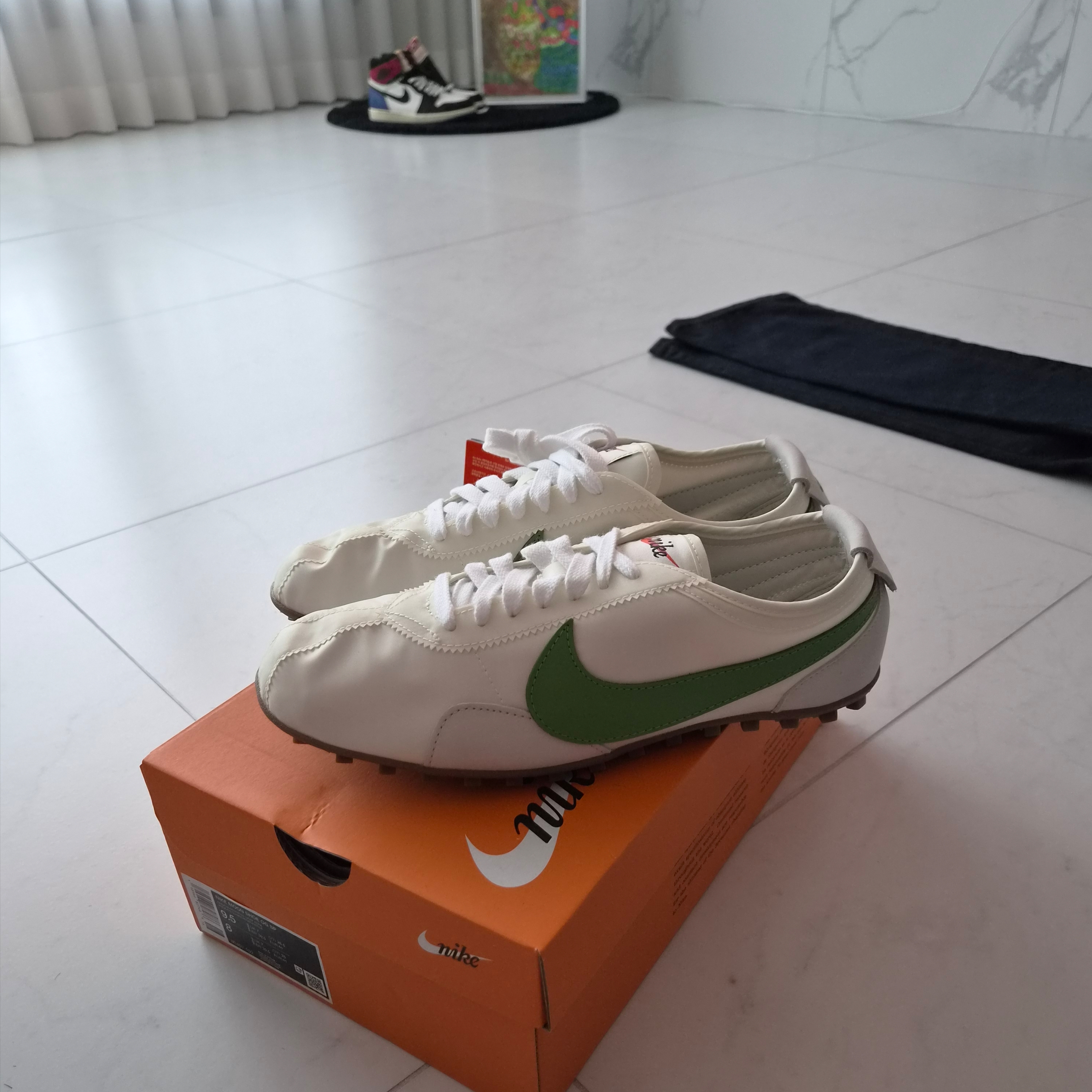 (W) Nike Moon Shoe Sail and Chlorophyll, Jordan 1 x Fragment x Union LA Black and Varsity Red 착용 스타일