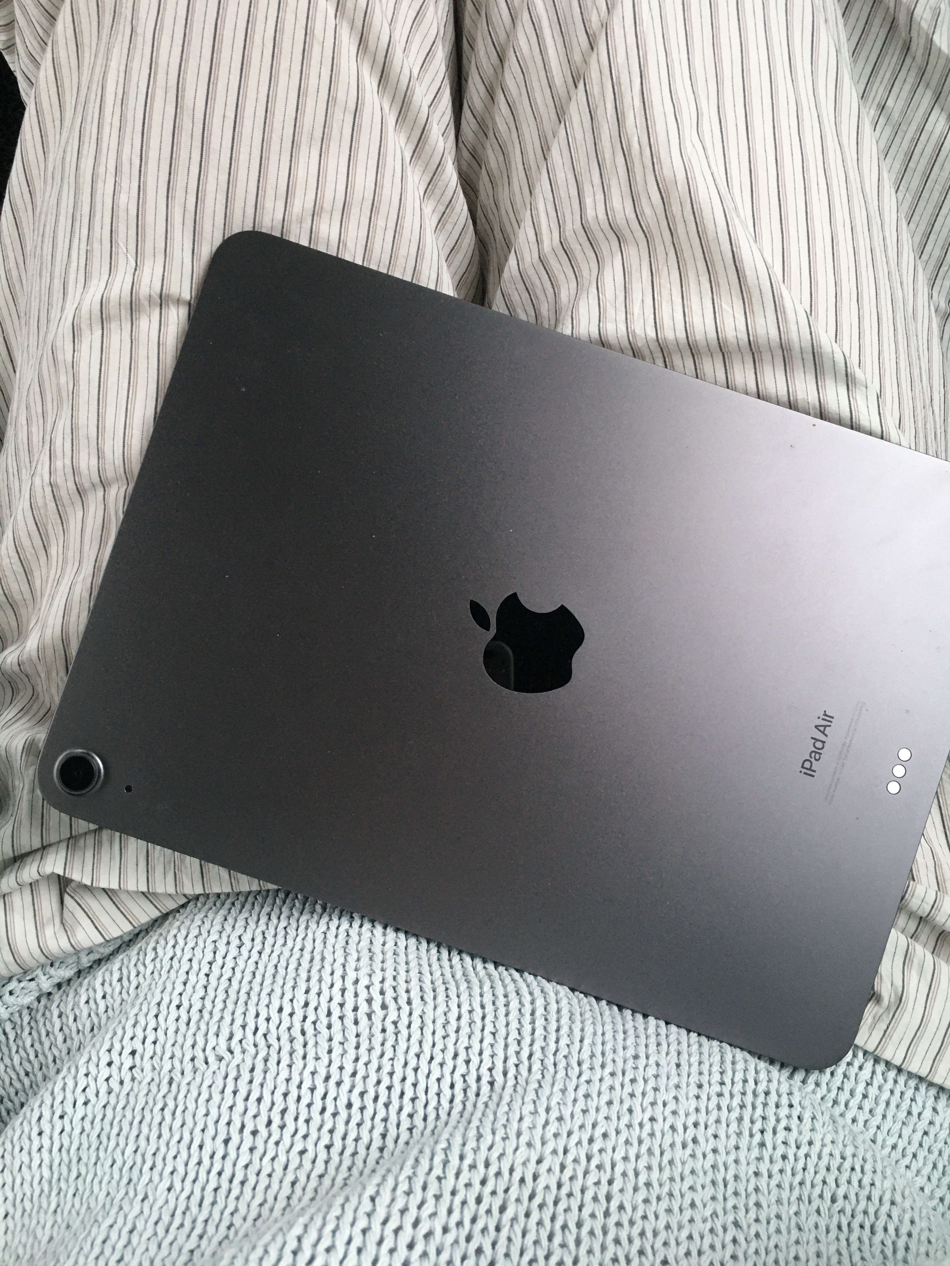 Apple iPad Air 5th Gen Wifi 64GB Space Gray (Korean Ver.) 착용 스타일
