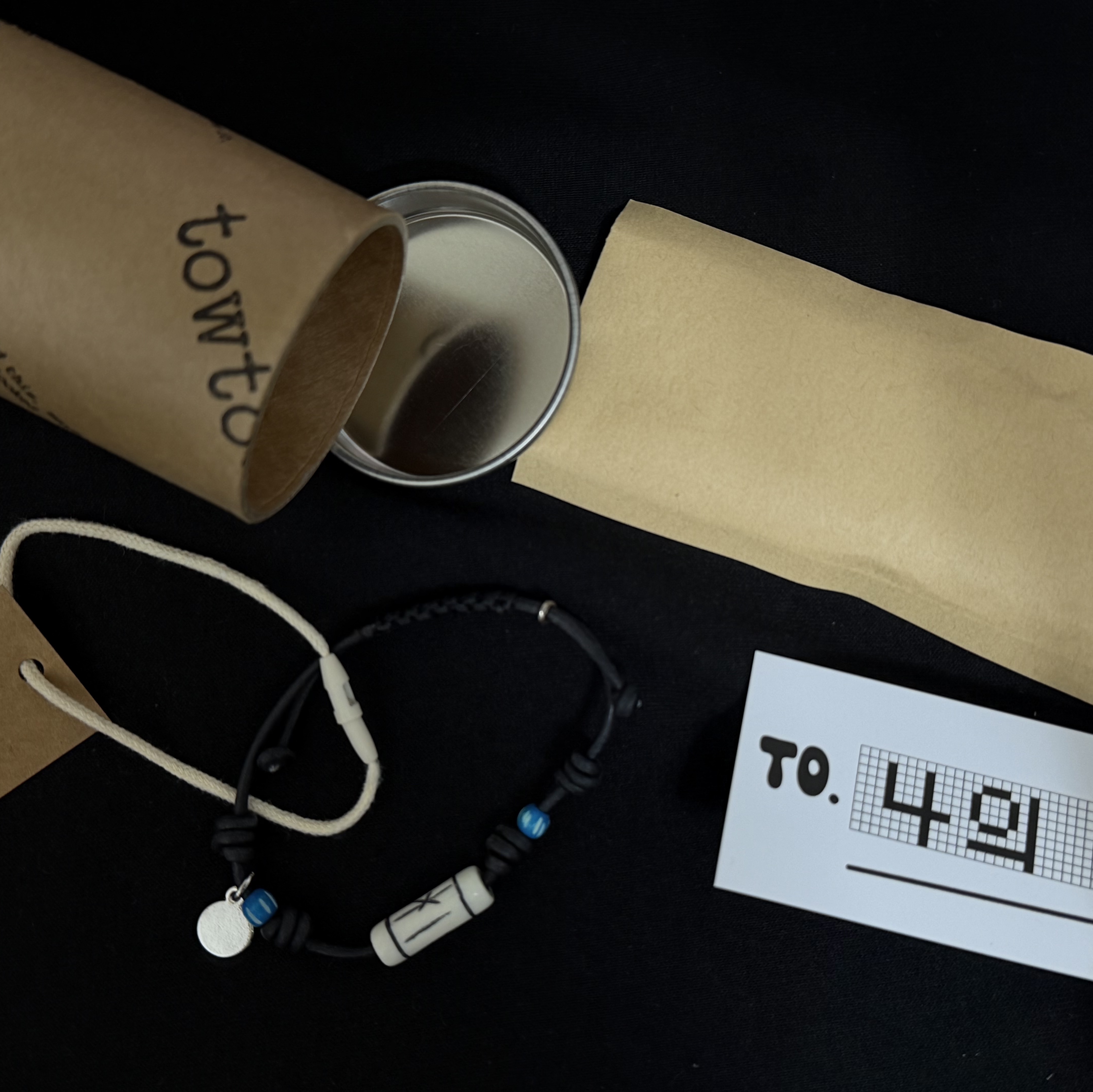 TOWTOW.ARCHIVE Praying Bracelet White 착용 스타일