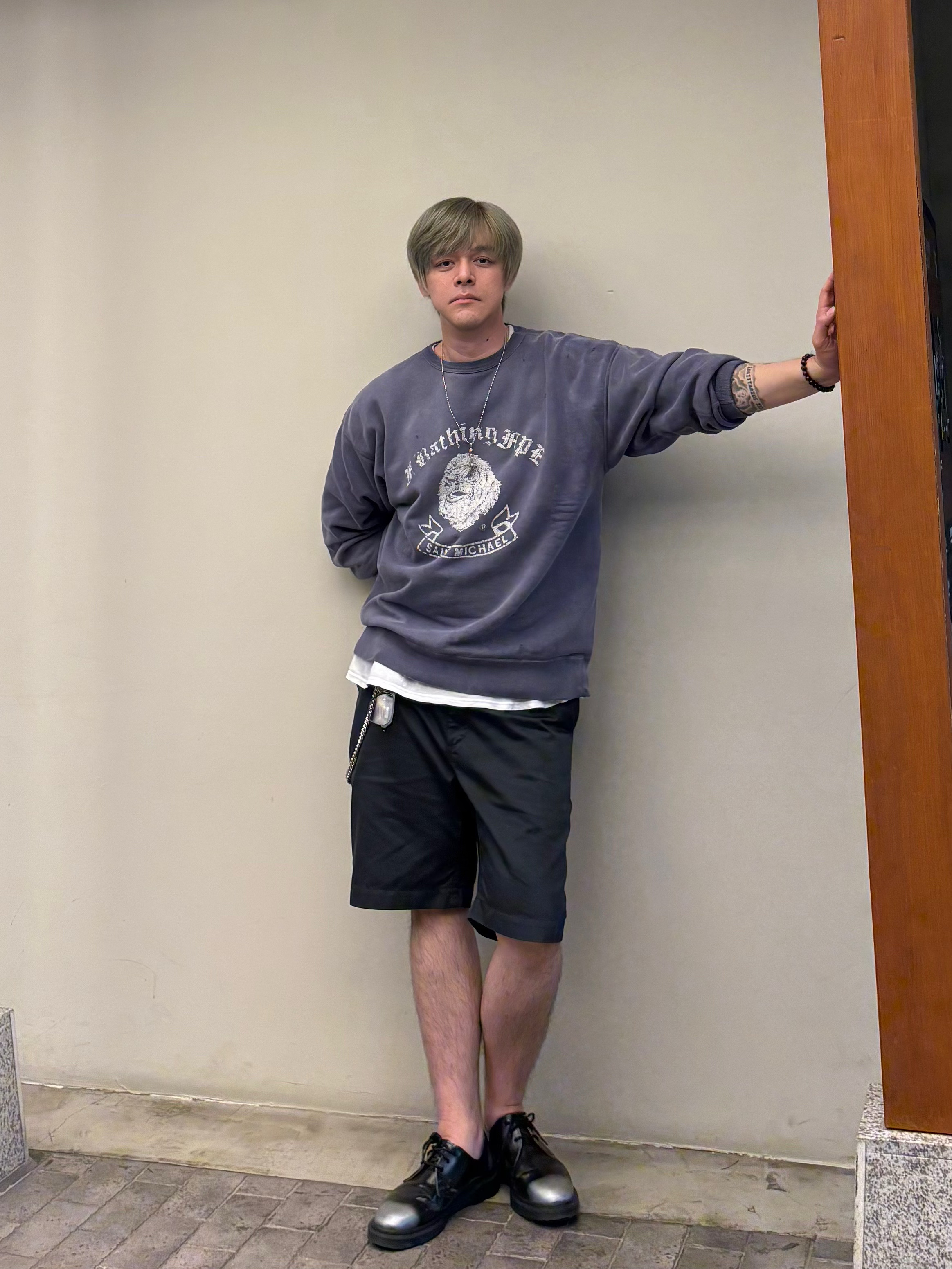 Saint Mxxxxxx x BAPE Gorilla Crewneck Blue, Dr. Martens x Supreme 1461 Gray Silver 착용 스타일 - 1