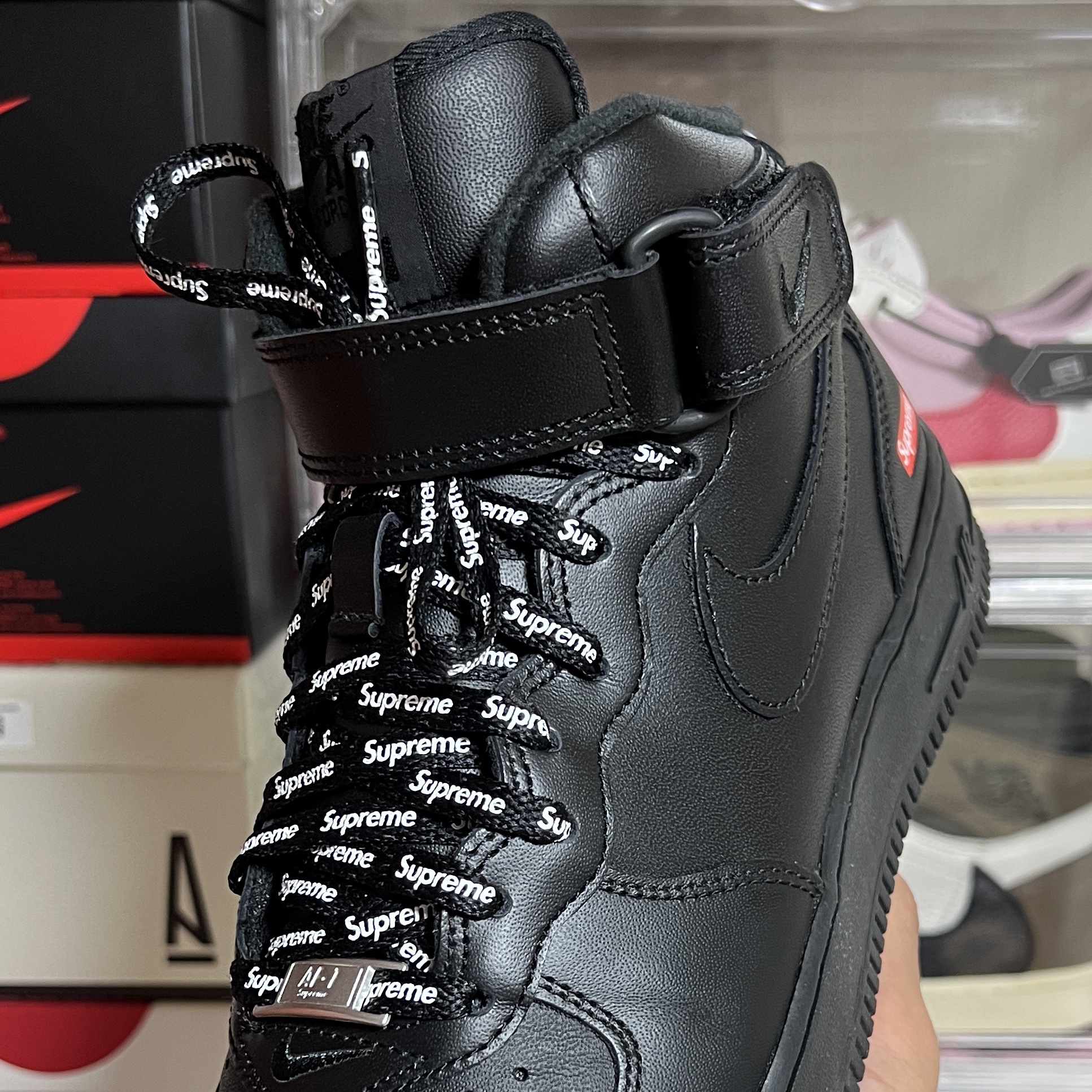 Nike x Supreme Air Force 1 Mid Black 착용 스타일 - 2