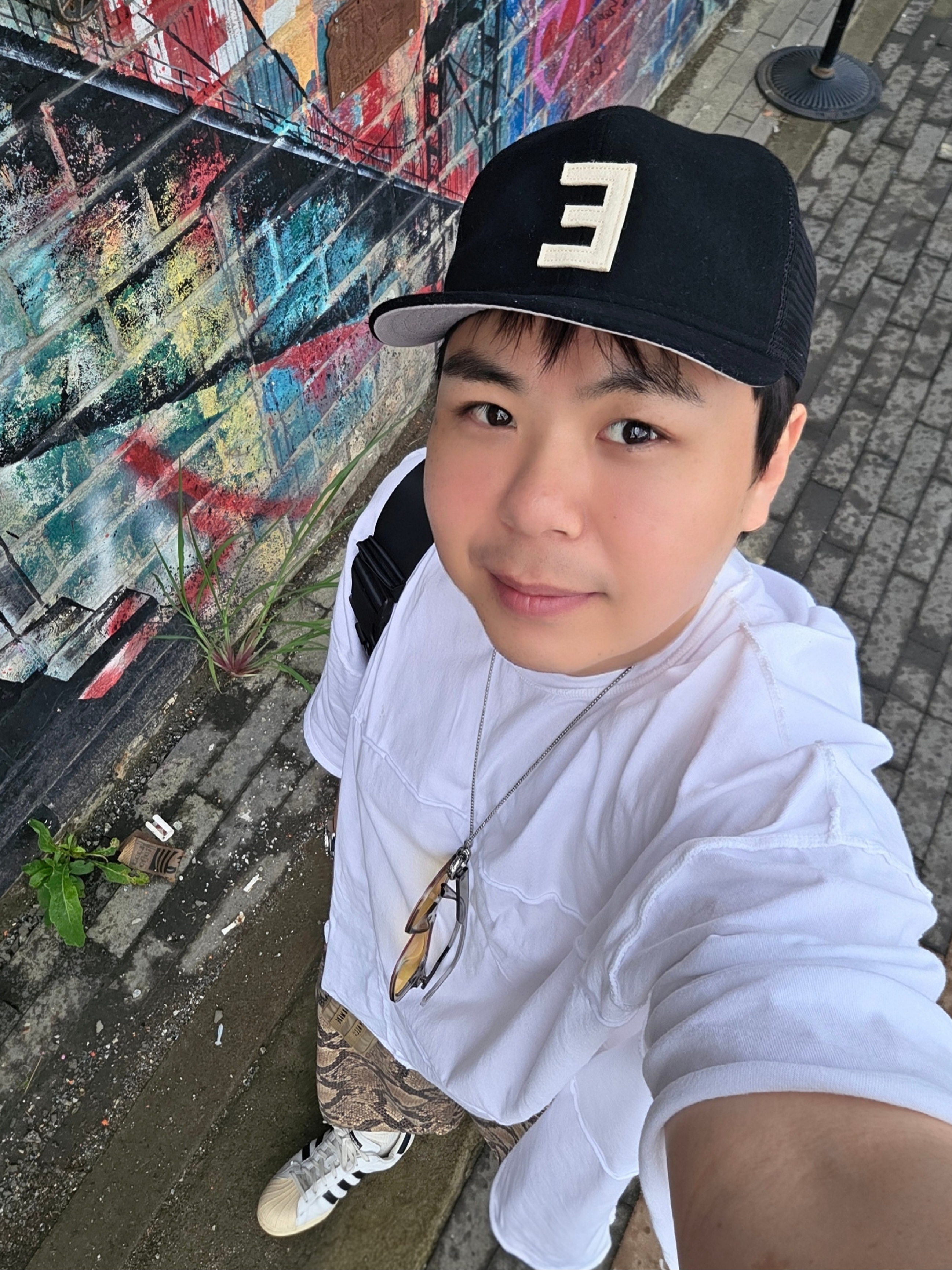 Essentials x New Era E Trucker Cap Black, Adidas x Taegeukdang Superstar White Black 착용 스타일 - 2