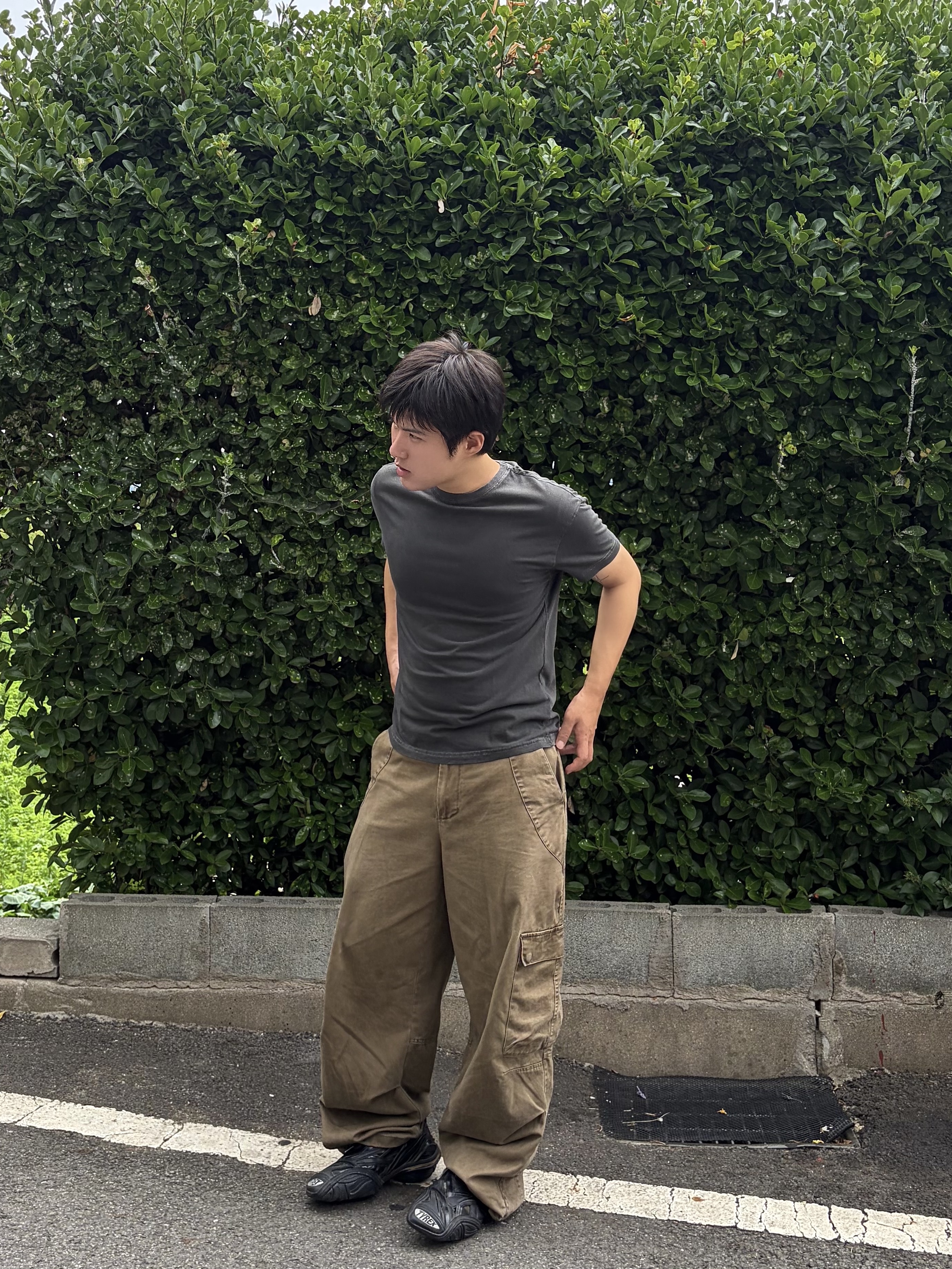 Balenciaga Tyrex Sneakers Black, noun Washed Cargo Pants Khaki 착용 스타일 - 1