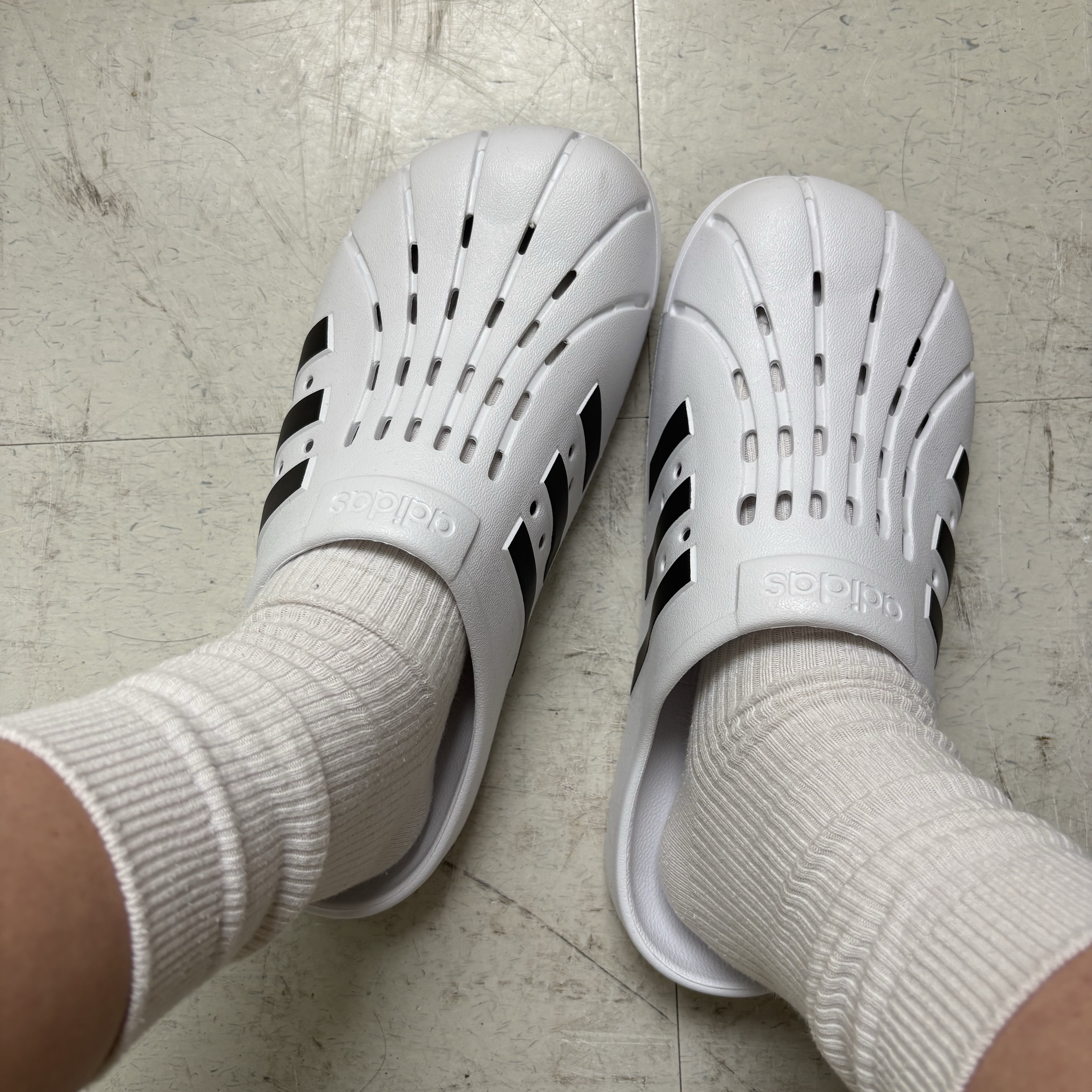 Adidas Adilette Clog White Black 착용 스타일 - 2
