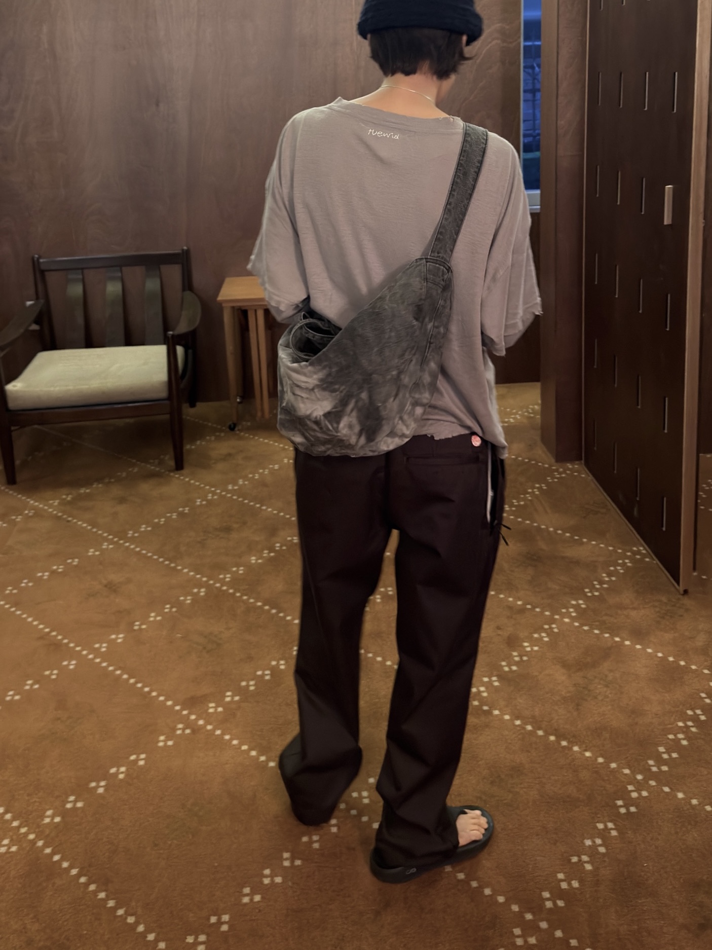 Tuewid Zen Pocket Longsleeve In Stone, Oofos OOriginal Black 착용 스타일