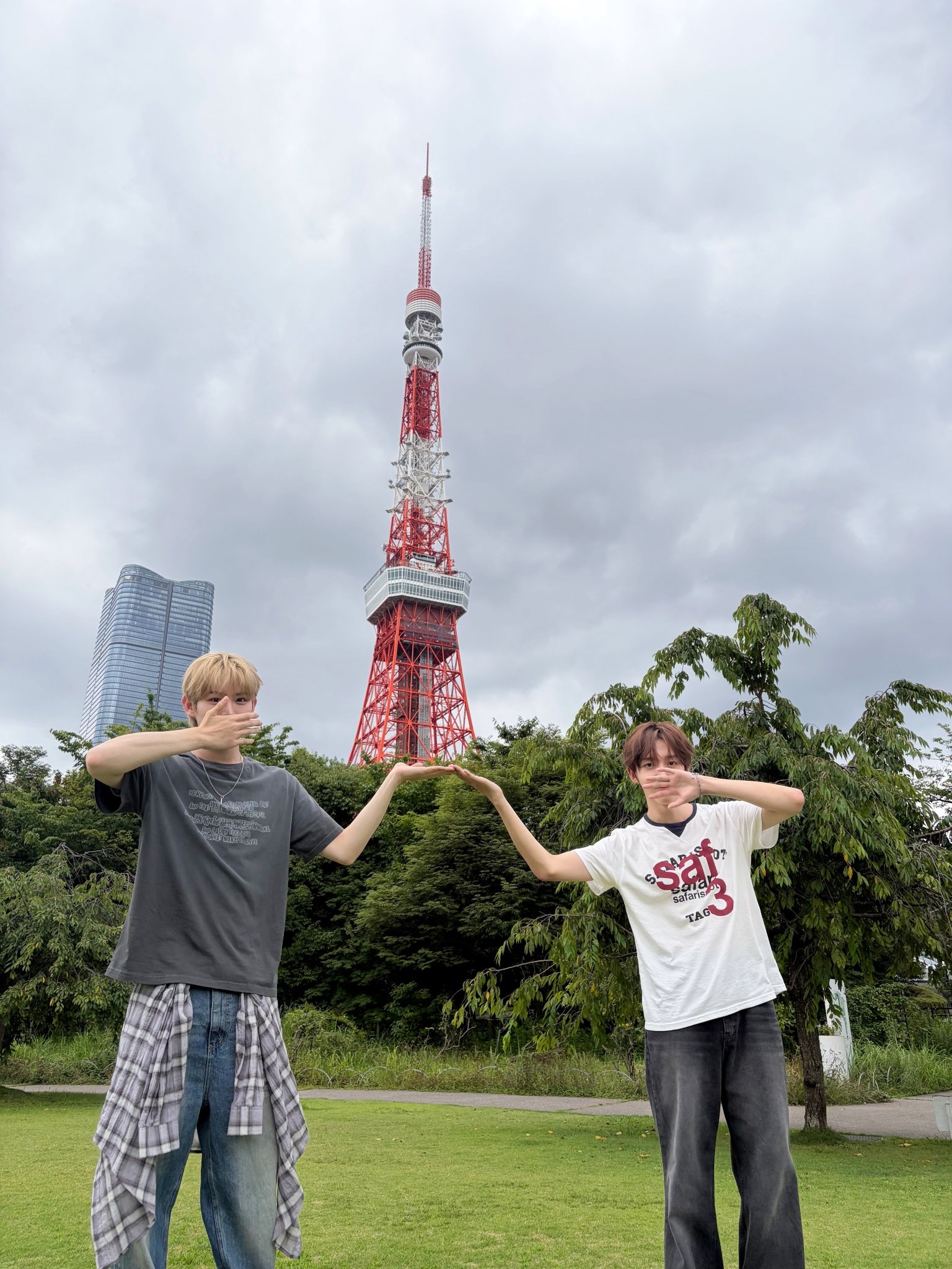[예약 배송][KREAM 단독] Safarispot Roux Base School Club Tee White, [KREAM 단독] Safarispot Roux Base School Club Tee Brown 착용 스타일 - 3