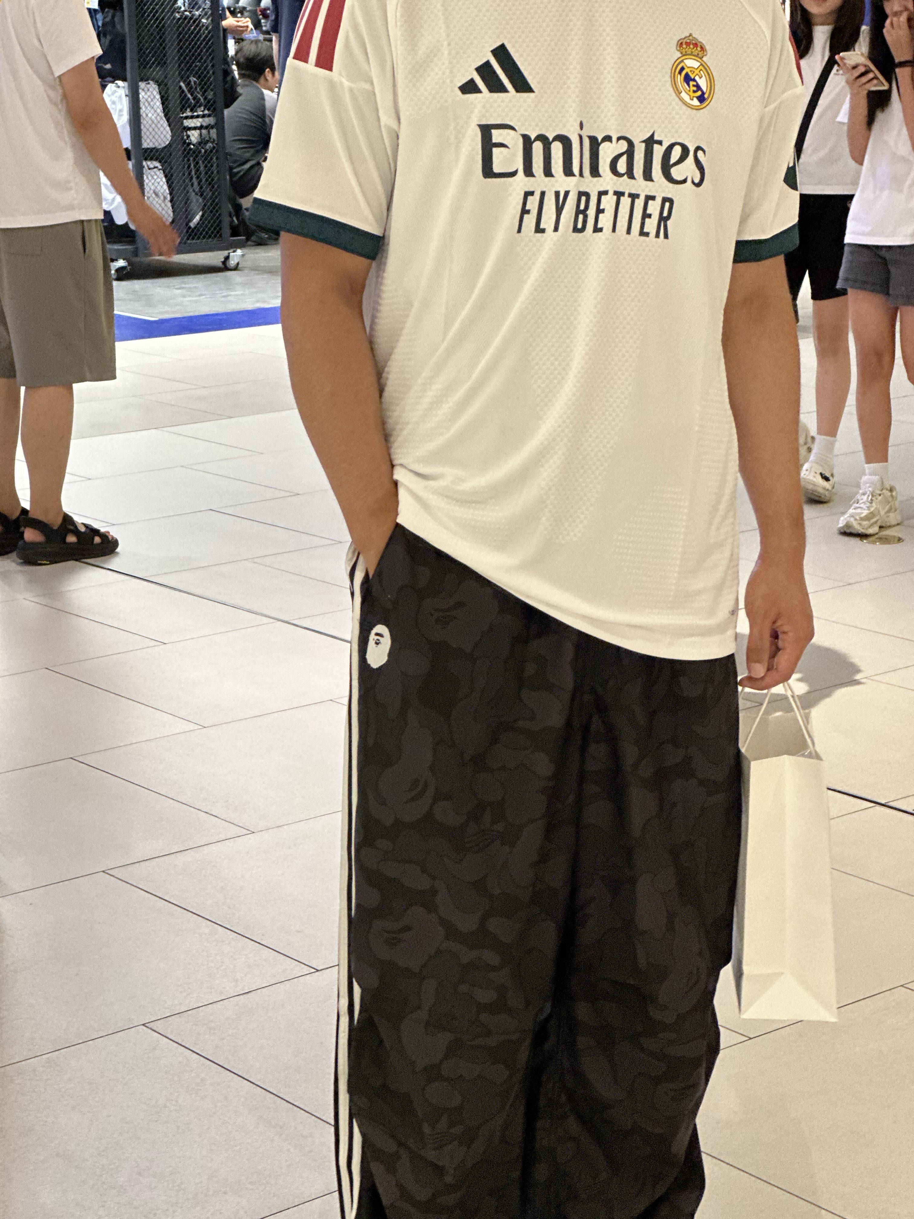 Adidas x BAPE Jacquard Pants Black - US Sizing, Adidas Real Madrid 2026/27 Home Jersey White - KR Sizing (Non Marking Ver.) 착용 스타일