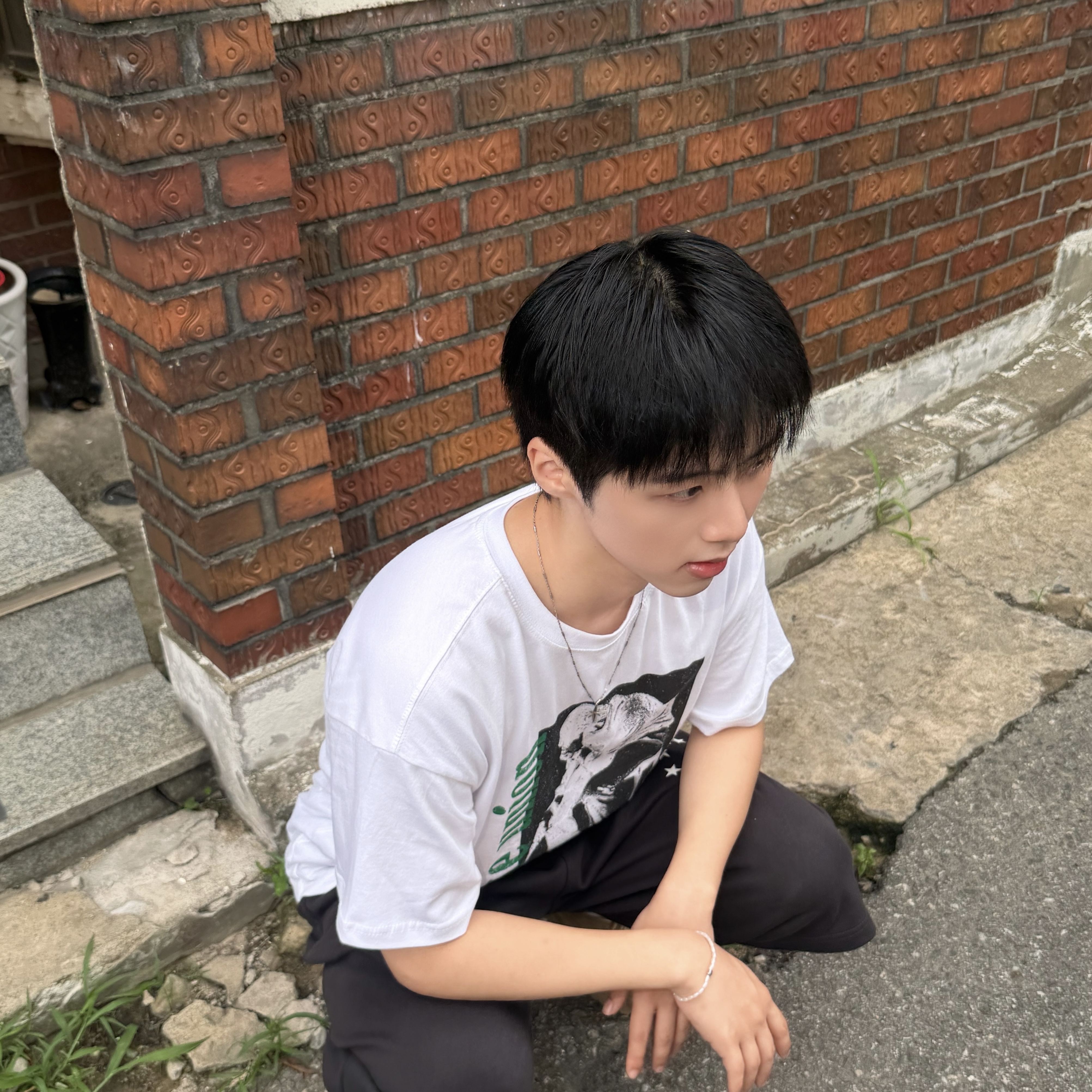 AMOU Trouble Half T-Shirts White, AMOU Trouble Half T-Shirts Gray 착용 스타일 - 3