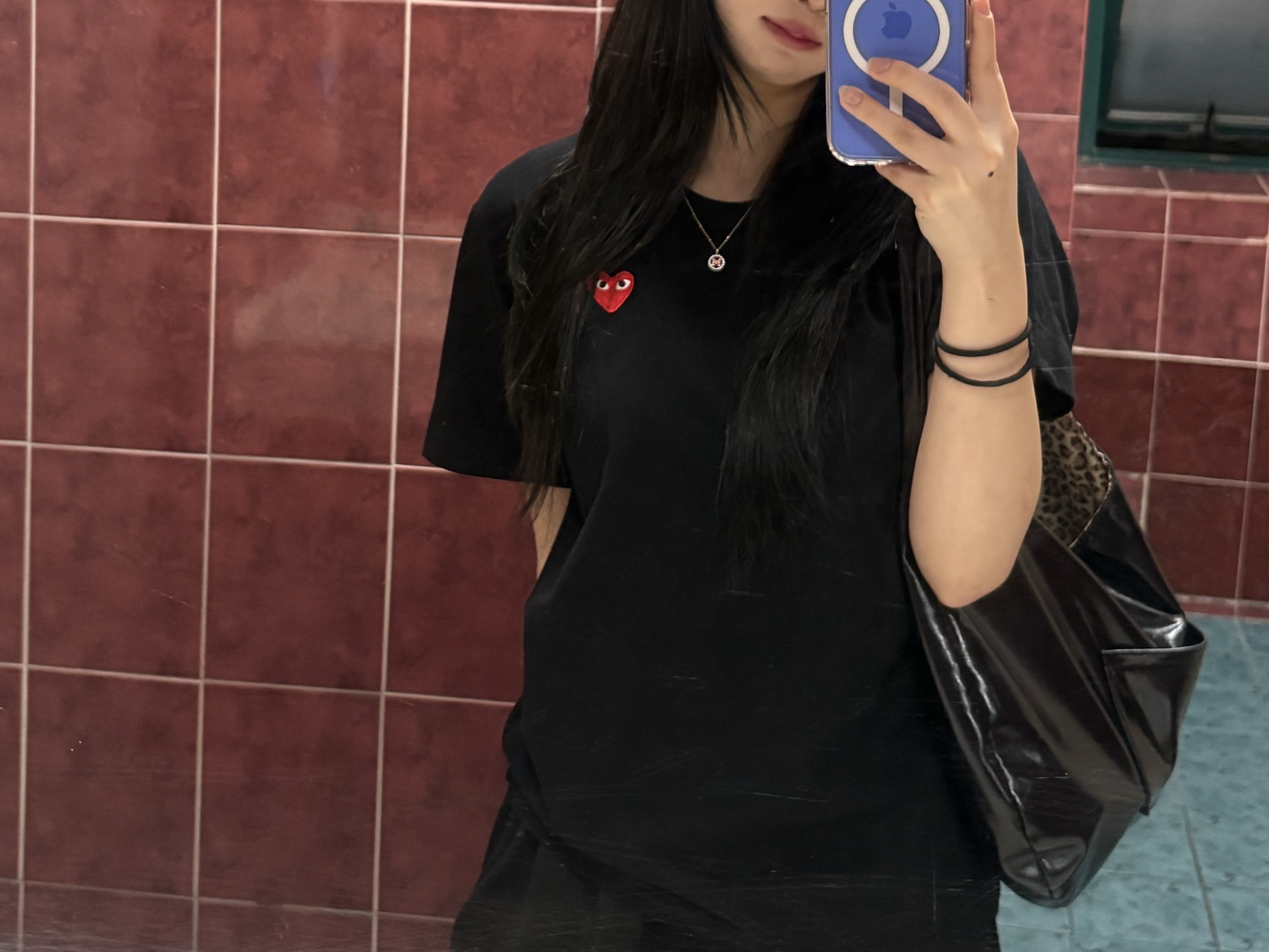 Play Comme des Garcons Double Heart T-Shirt Black, Yves Saint Laurent Candy Glow Butter Balm 44B Nude Lavalliere 착용 스타일 - 3
