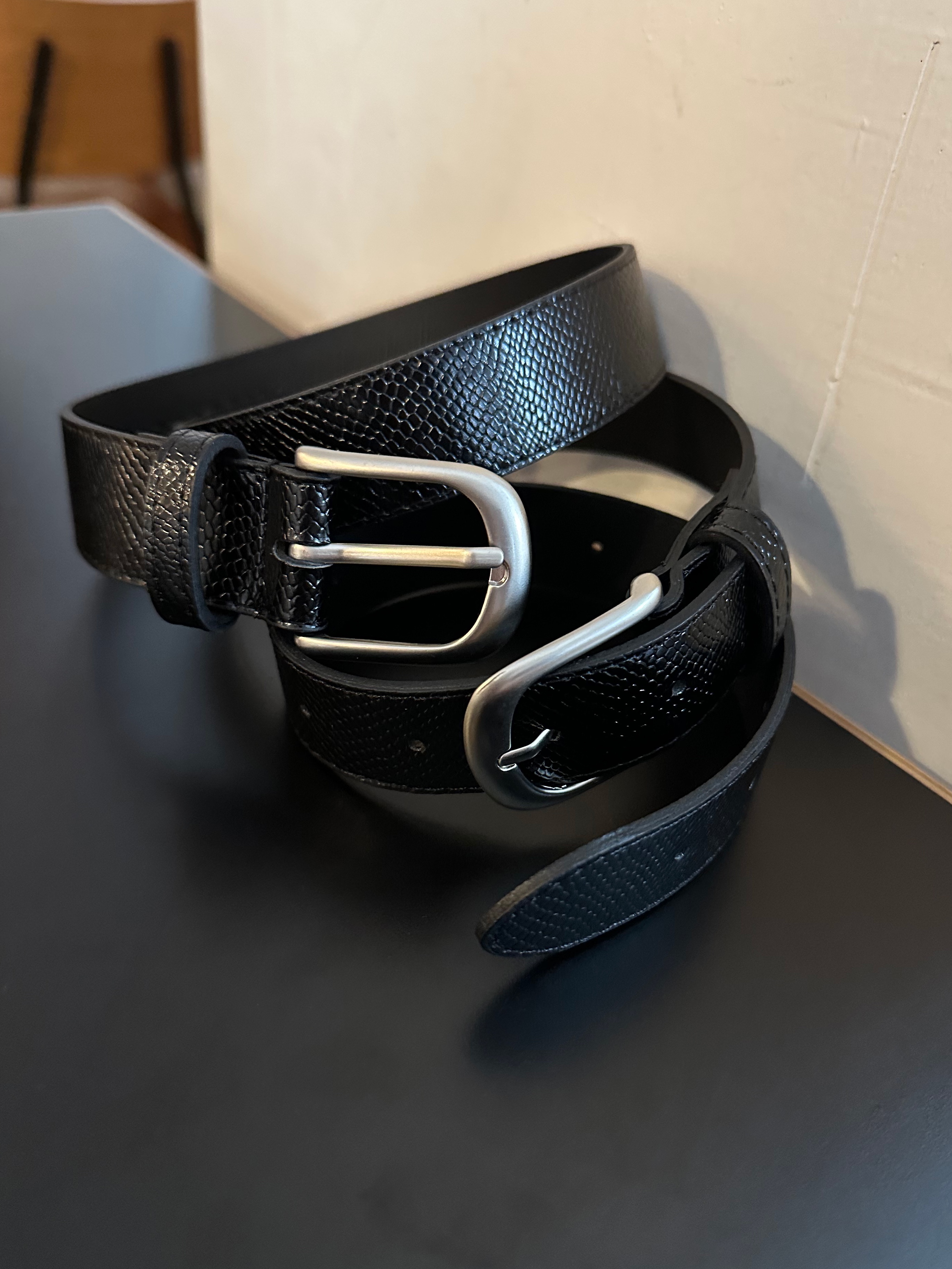 AX CONNECTION Light Snake Texture Belt Beige, AX CONNECTION Double Buckle Snake Texture Belt Black 착용 스타일 - 2