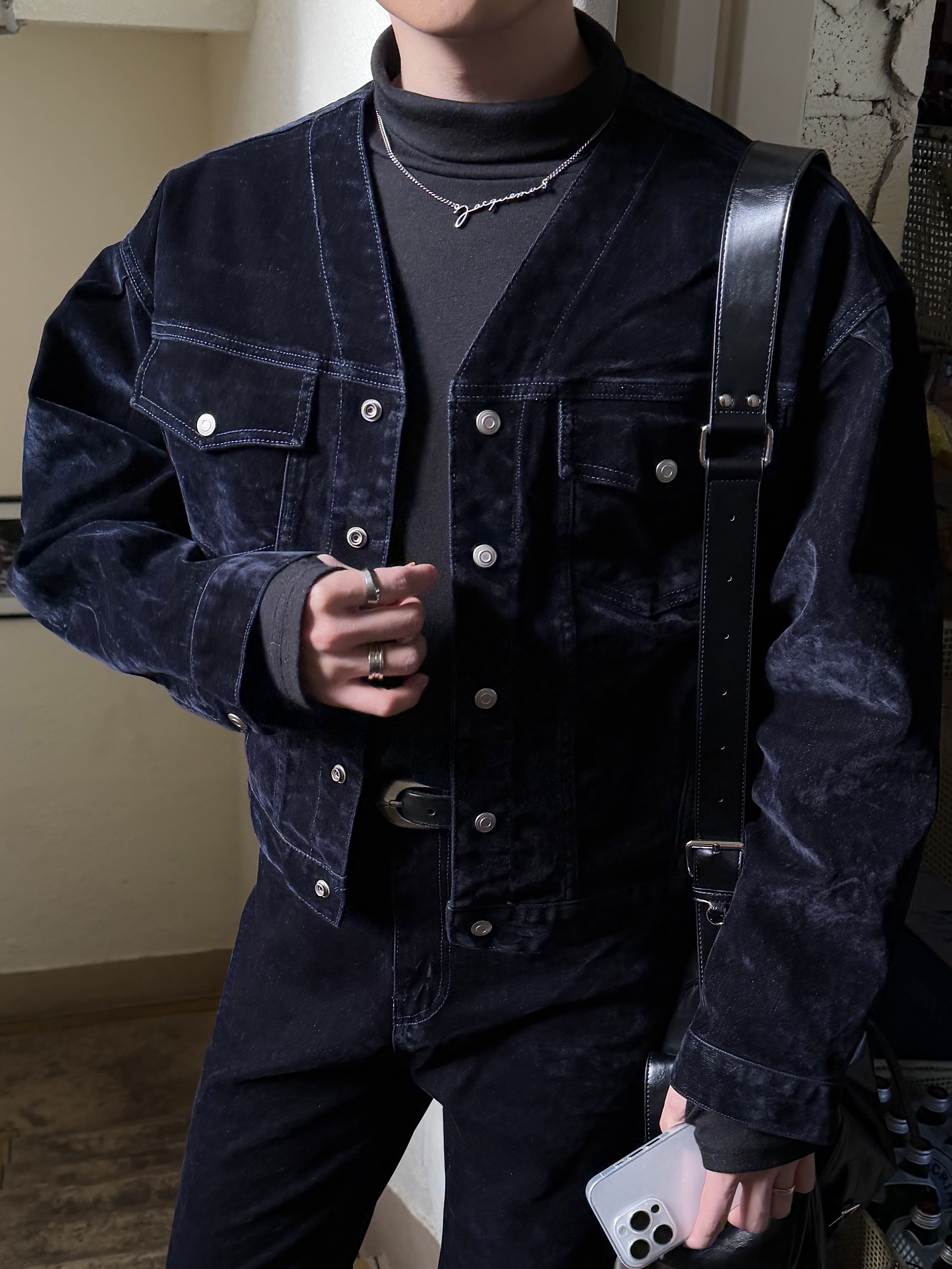 Jacquemus La Chaine Signature Logo Chain Necklace Silver, Matin Kim Rivet Point Quad Shoulder Bag Black 착용 스타일 - 5