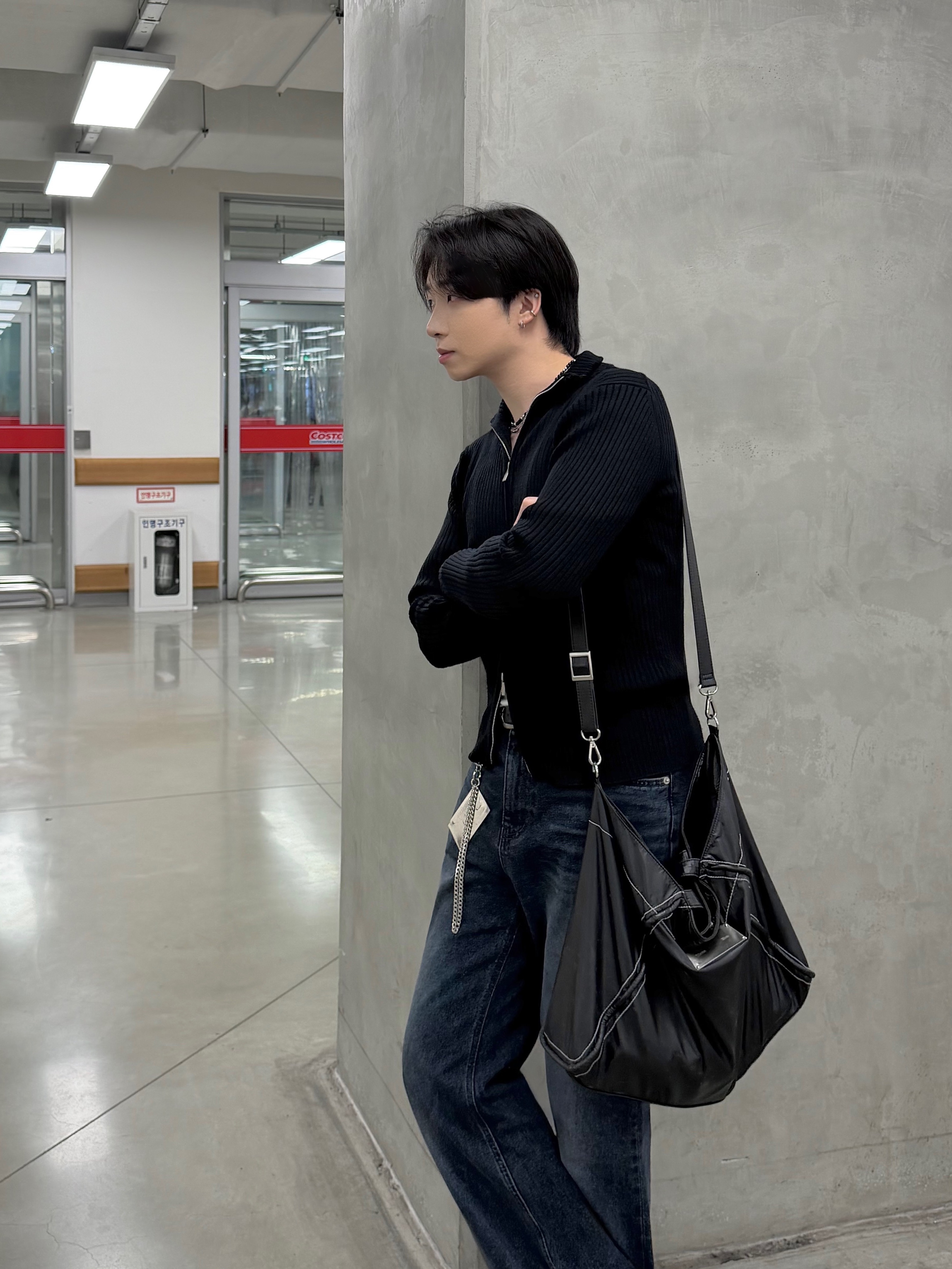 Matin Kim Rivet Point Quad Shoulder Bag Black 착용 스타일 - 6