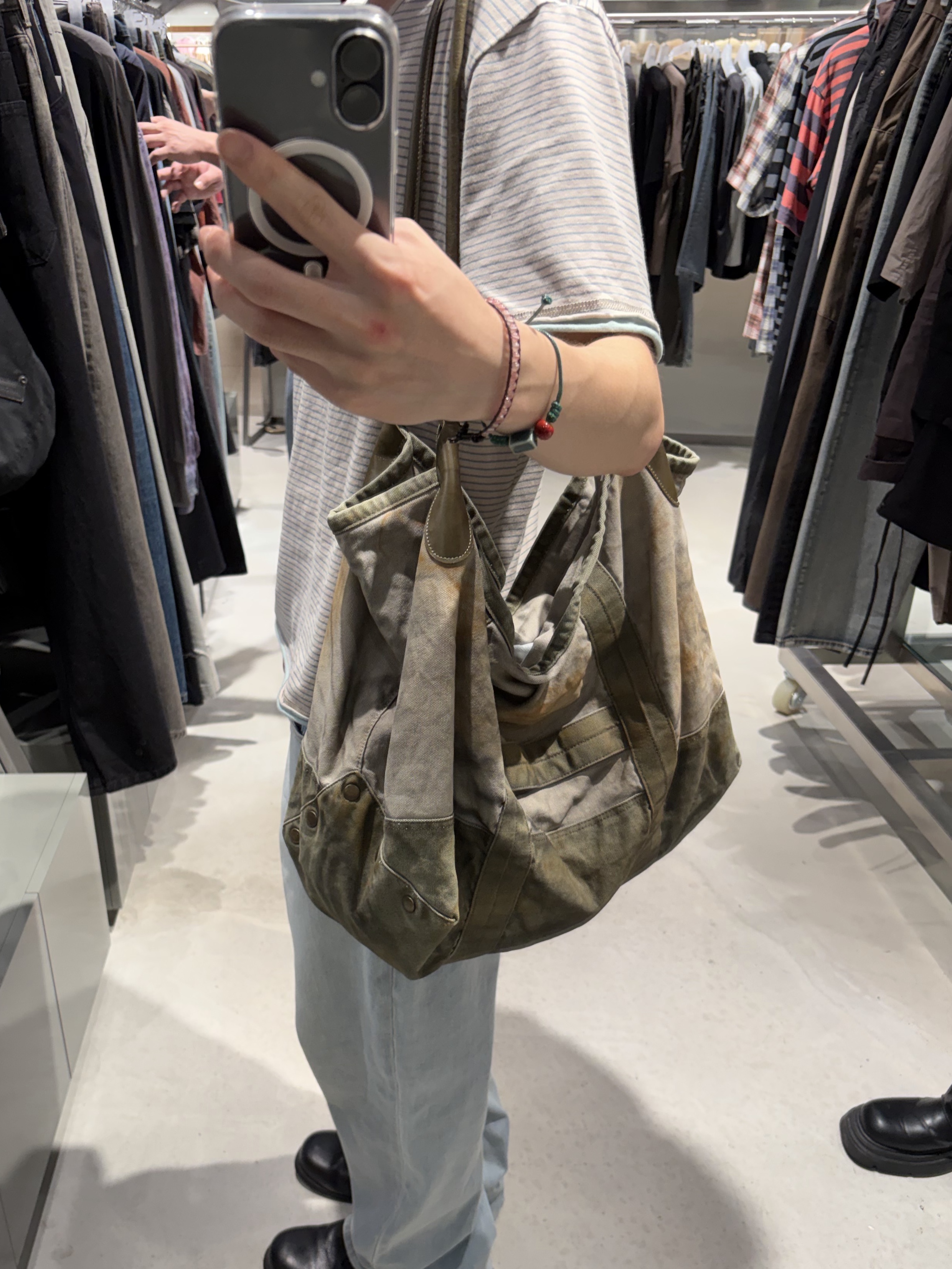 Hatchingroom VTG Canvas Bag Olive 착용 스타일