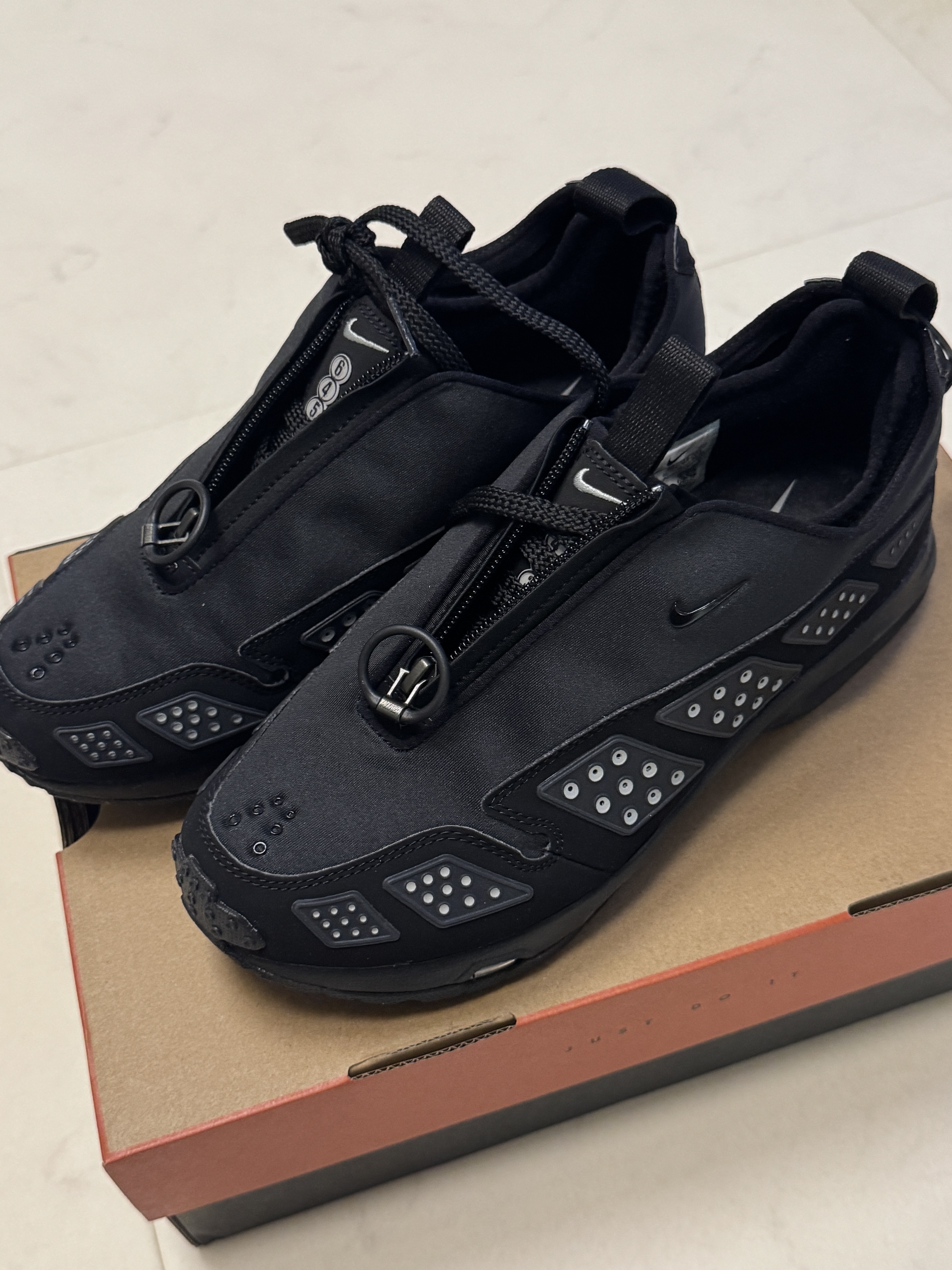 (W) Nike Air Max SNDR Black and Silver 착용 스타일 - 3