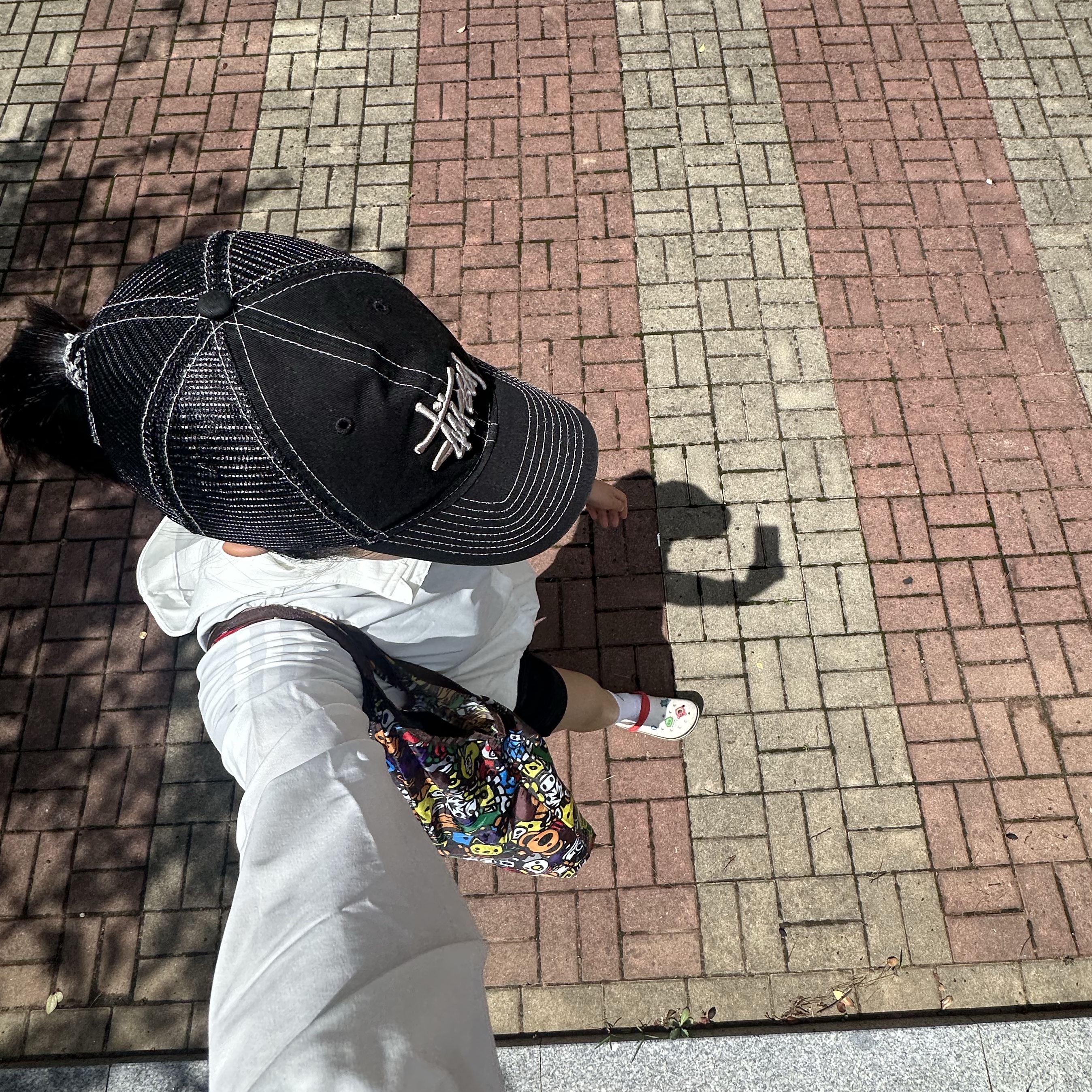 Stussy New Era 9twenty Basic Trucker Black, Starbucks x BAPE Baby Milo Foldable Bag 착용 스타일