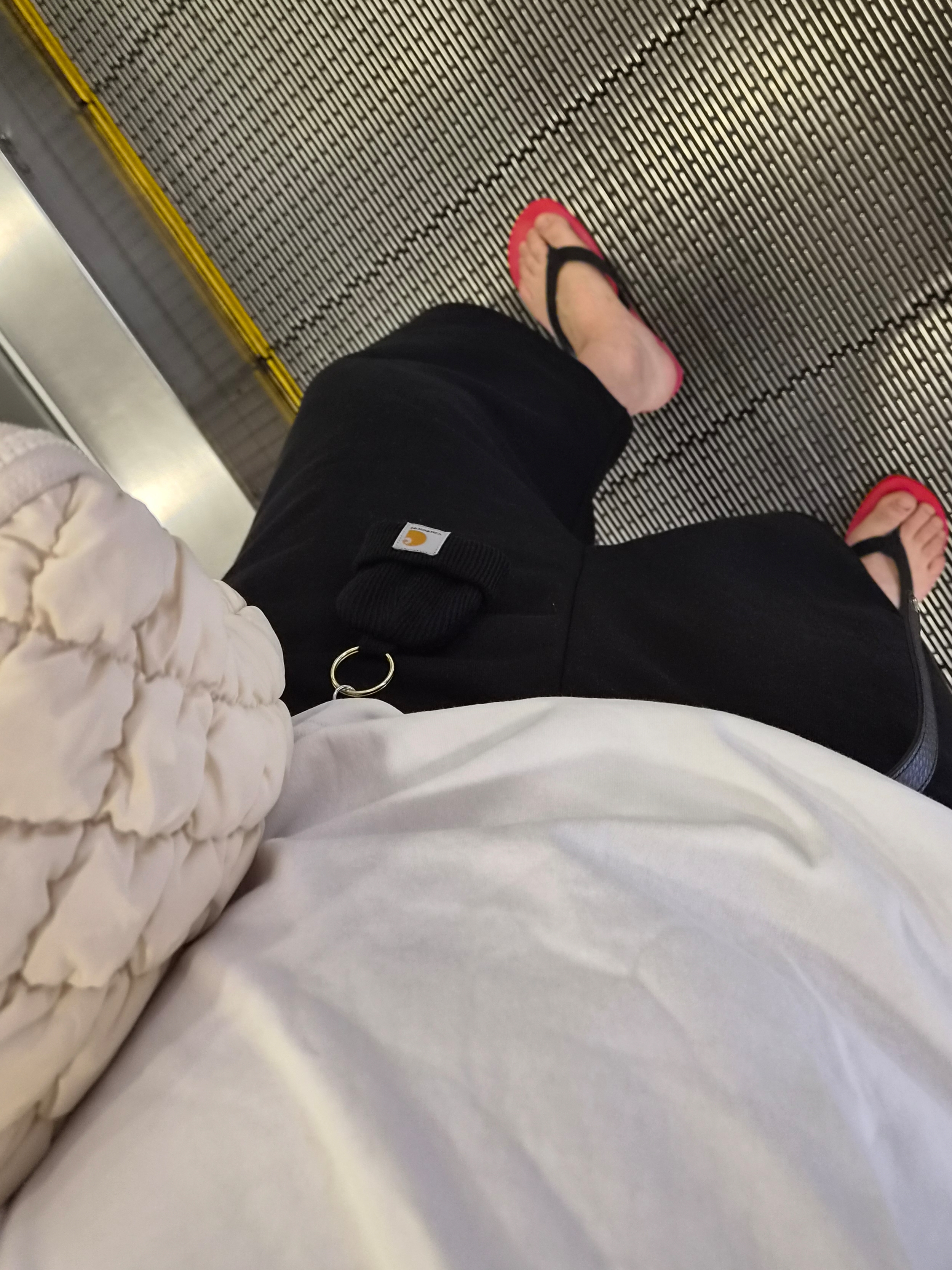 COS Quilted  Laptop Case Off White, The Row Dune Classic Sandal in Rubber Scarlet 착용 스타일 - 1