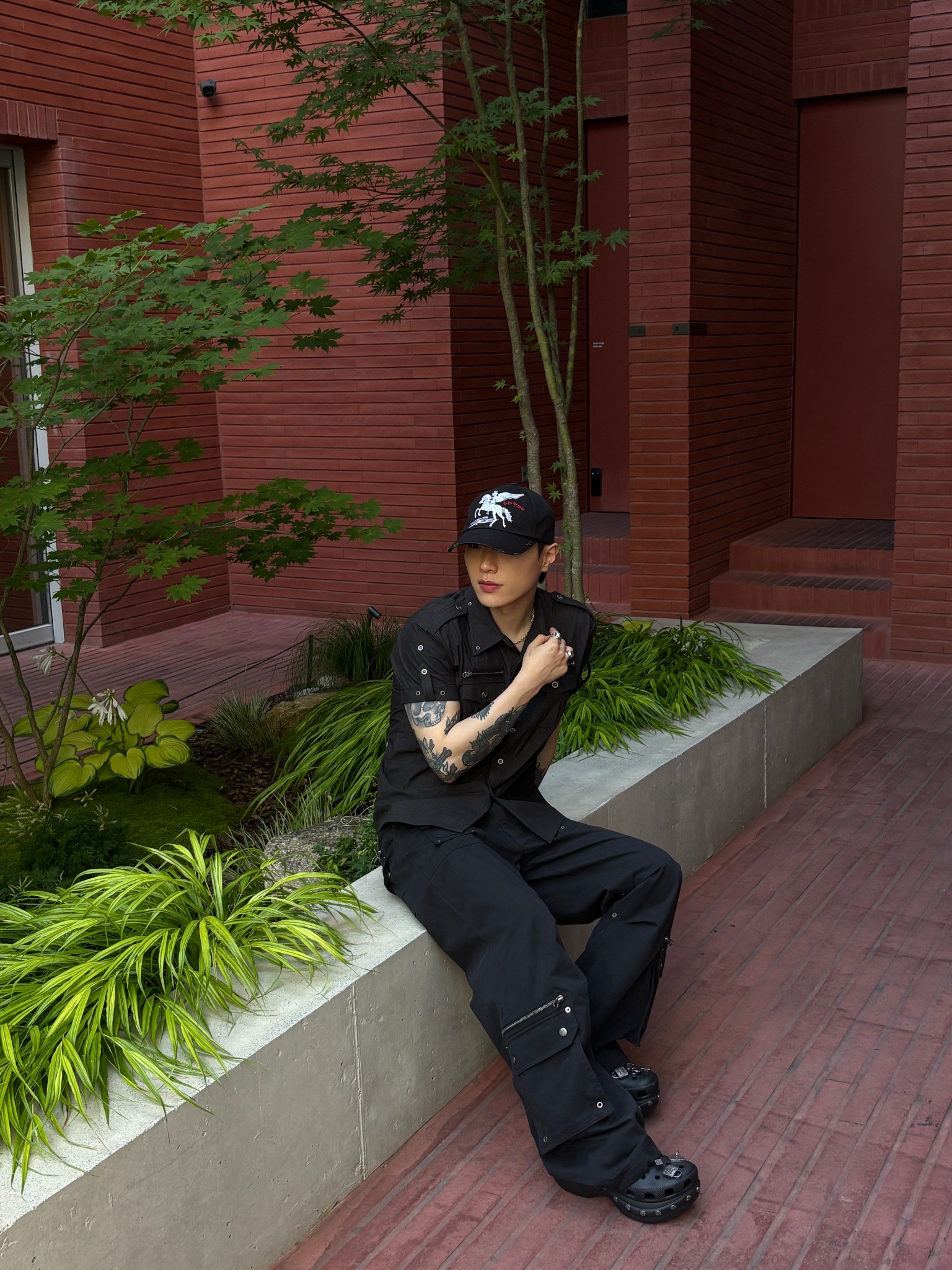 [트리플적립] PACOSPLY Falling Angel Cap Black, (W) Crocs x Andersson Bell Bae Clog Black 착용 스타일 - 3