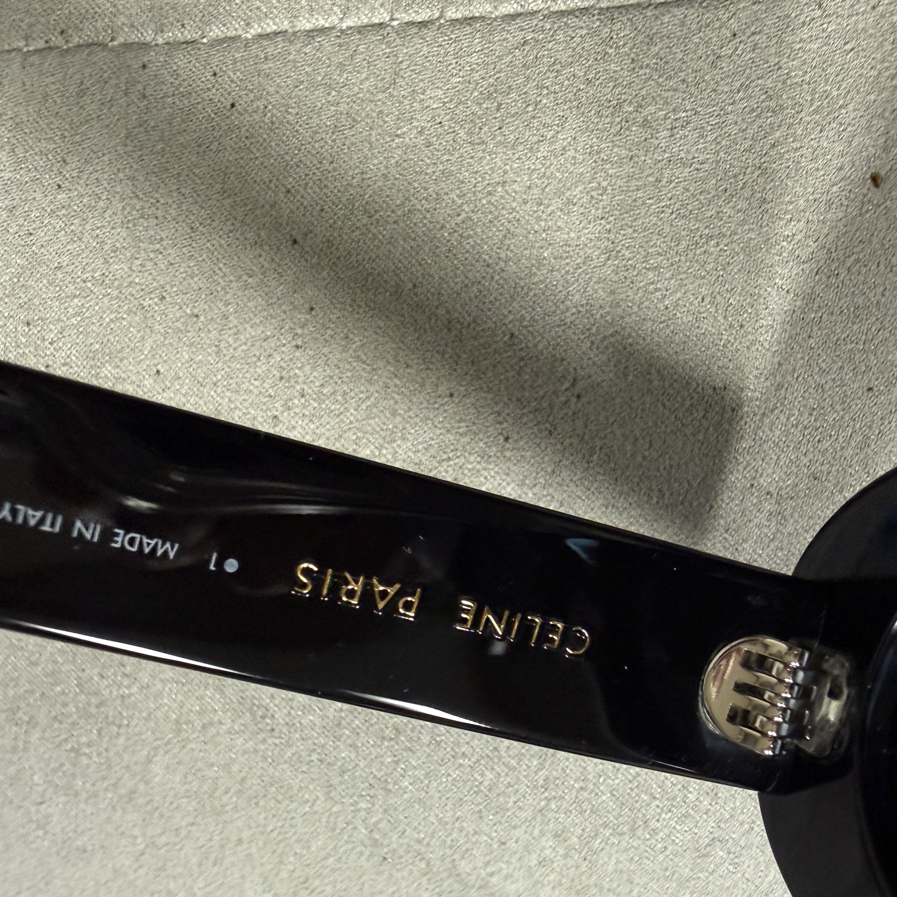 (W) Celine Triomphe 01 Sunglasses in Acetate Black 착용 스타일 - 1