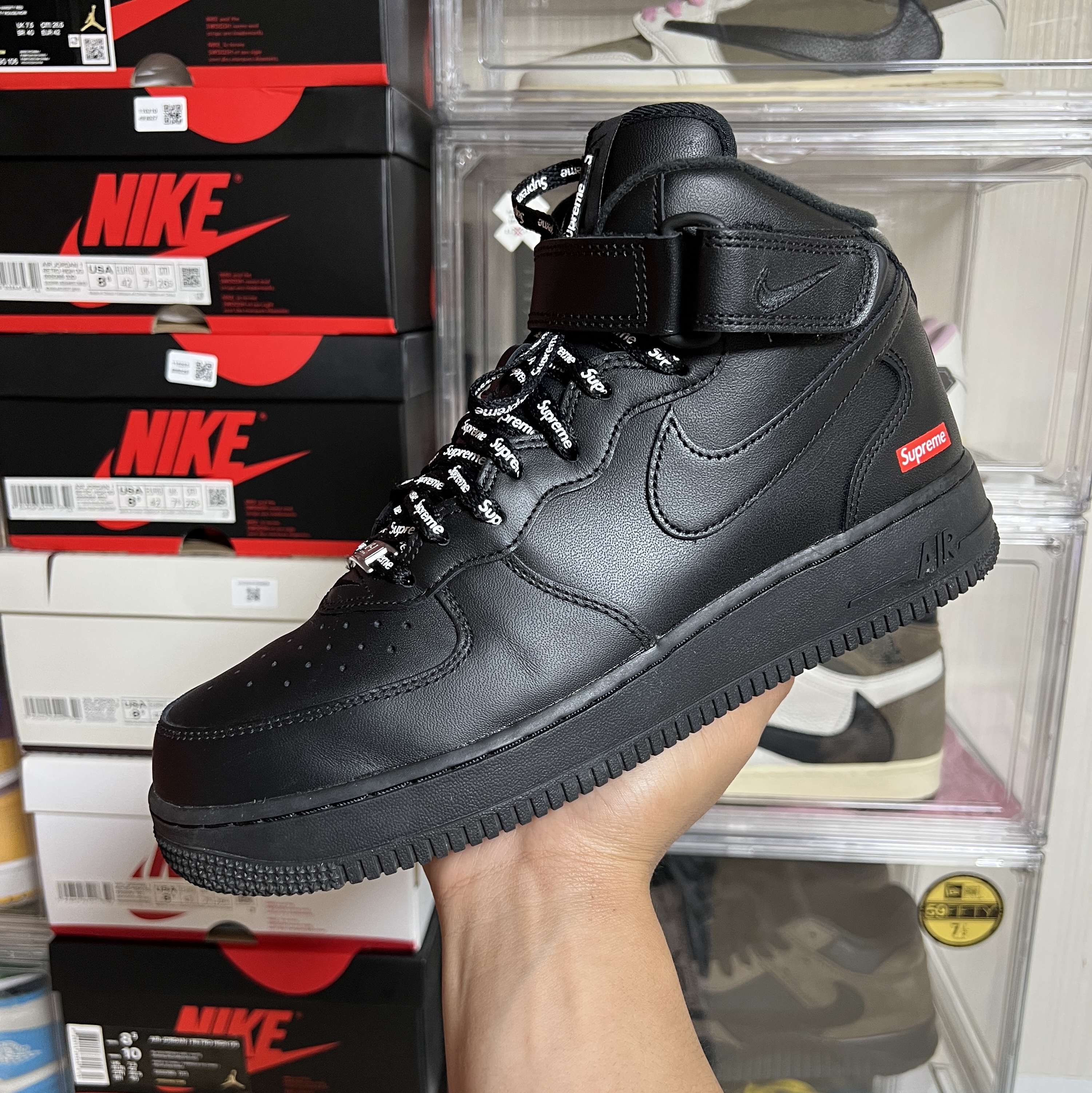 Nike x Supreme Air Force 1 Mid Black 착용 스타일 - 1