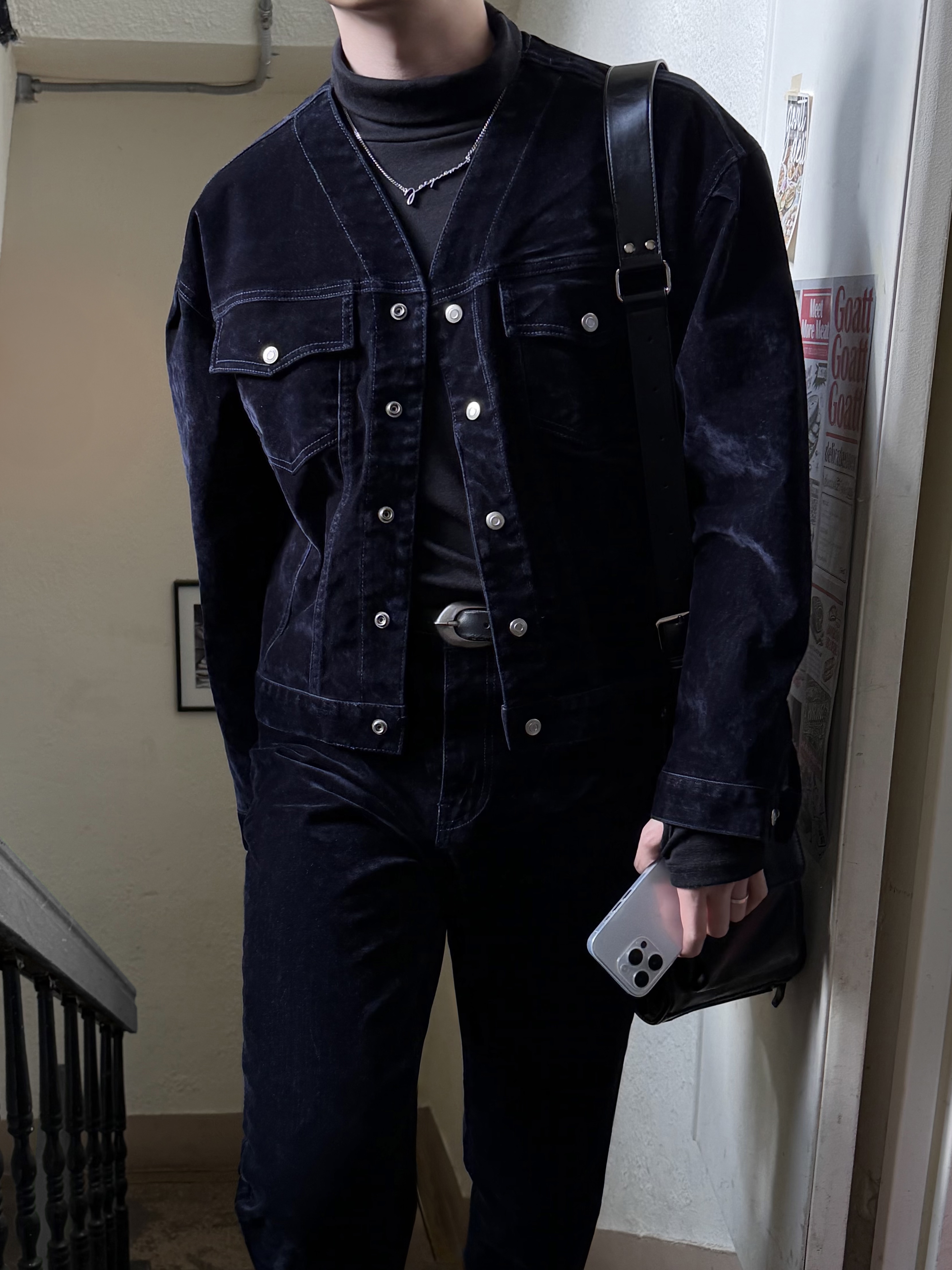 Jacquemus La Chaine Signature Logo Chain Necklace Silver, Matin Kim Rivet Point Quad Shoulder Bag Black 착용 스타일 - 1