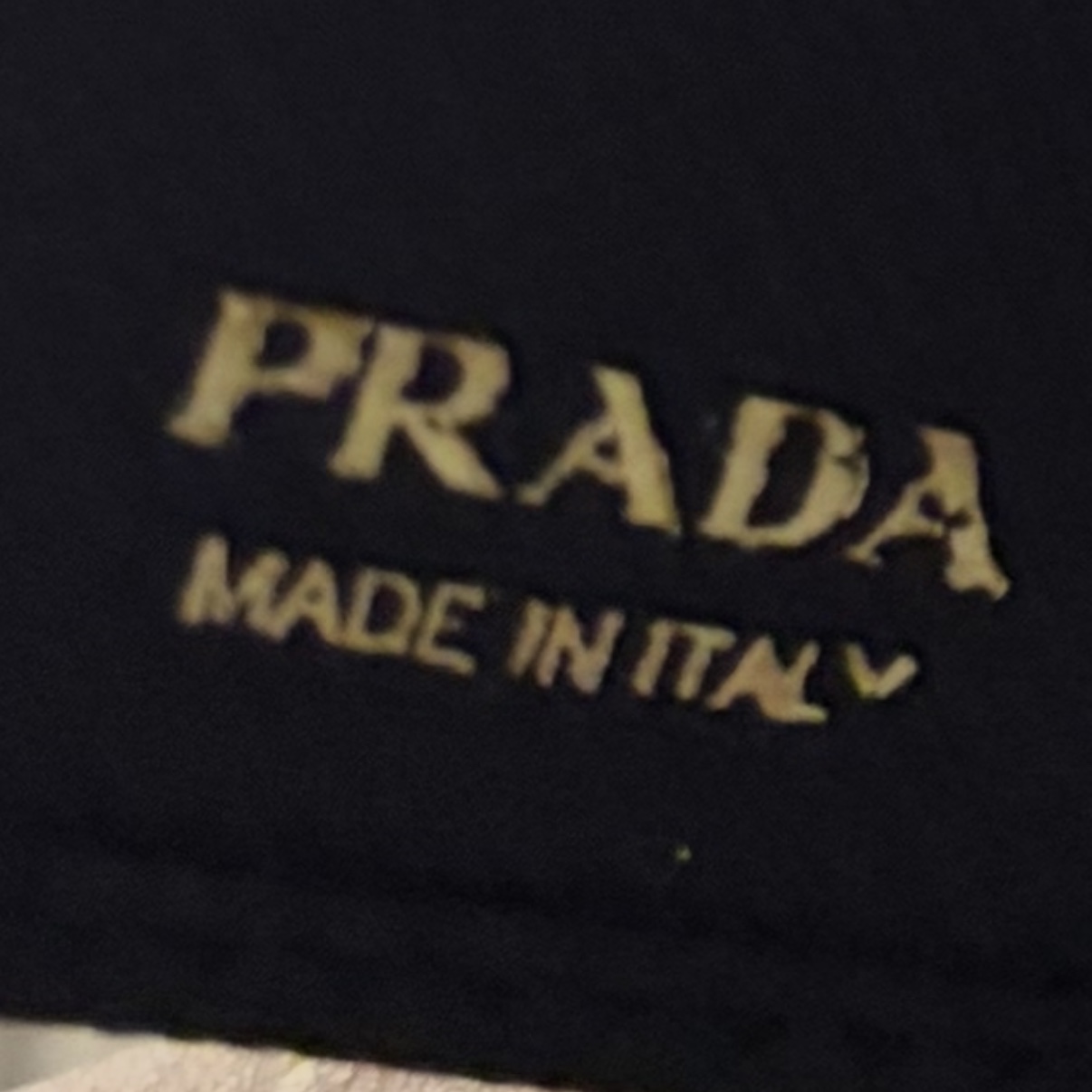 Prada Small Saffiano Leather Triangle Logo Wallet Black Gold 착용 스타일 - 2