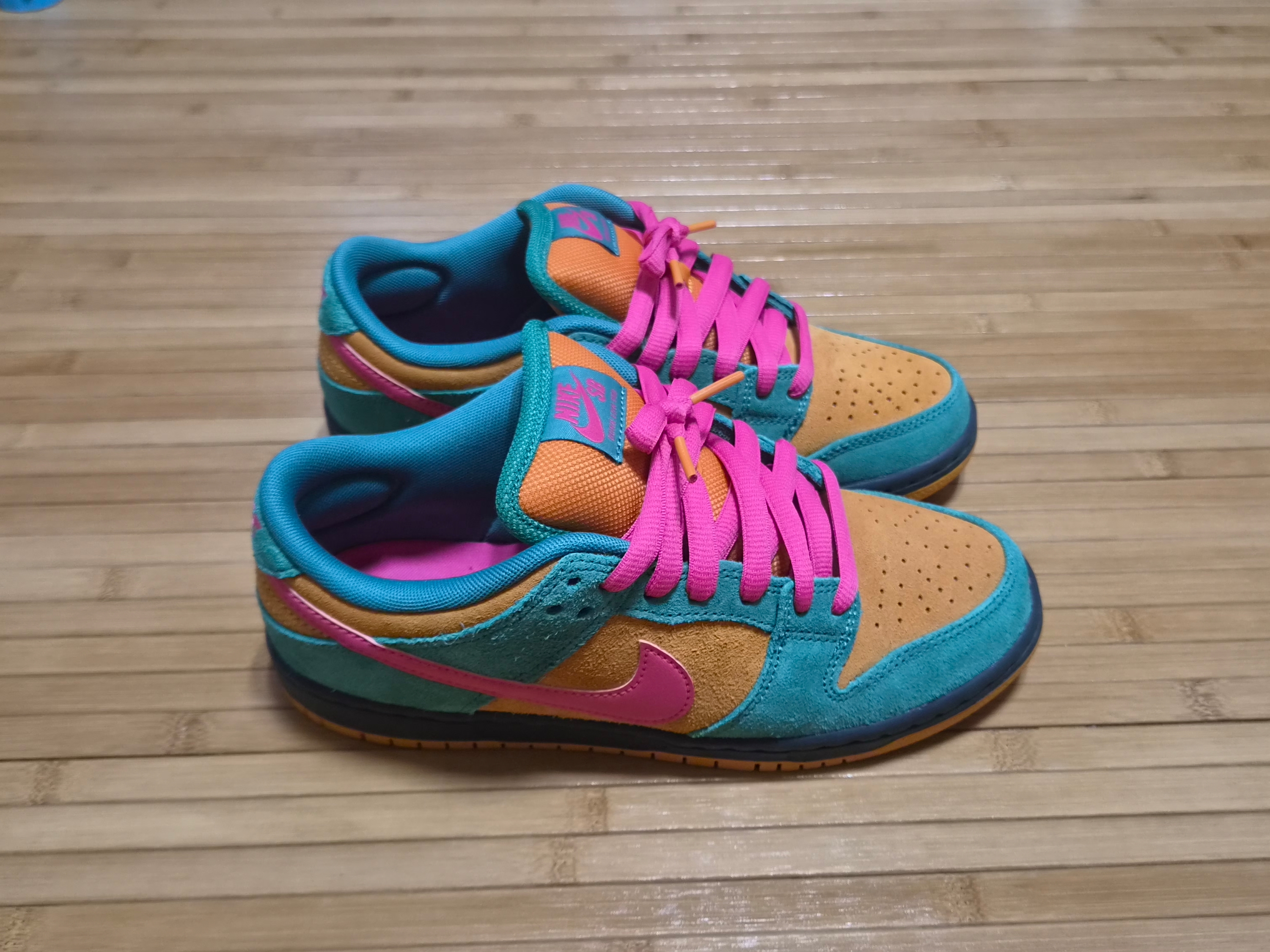 Nike SB Dunk Low Pro Green Noise and Light Curry 착용 스타일