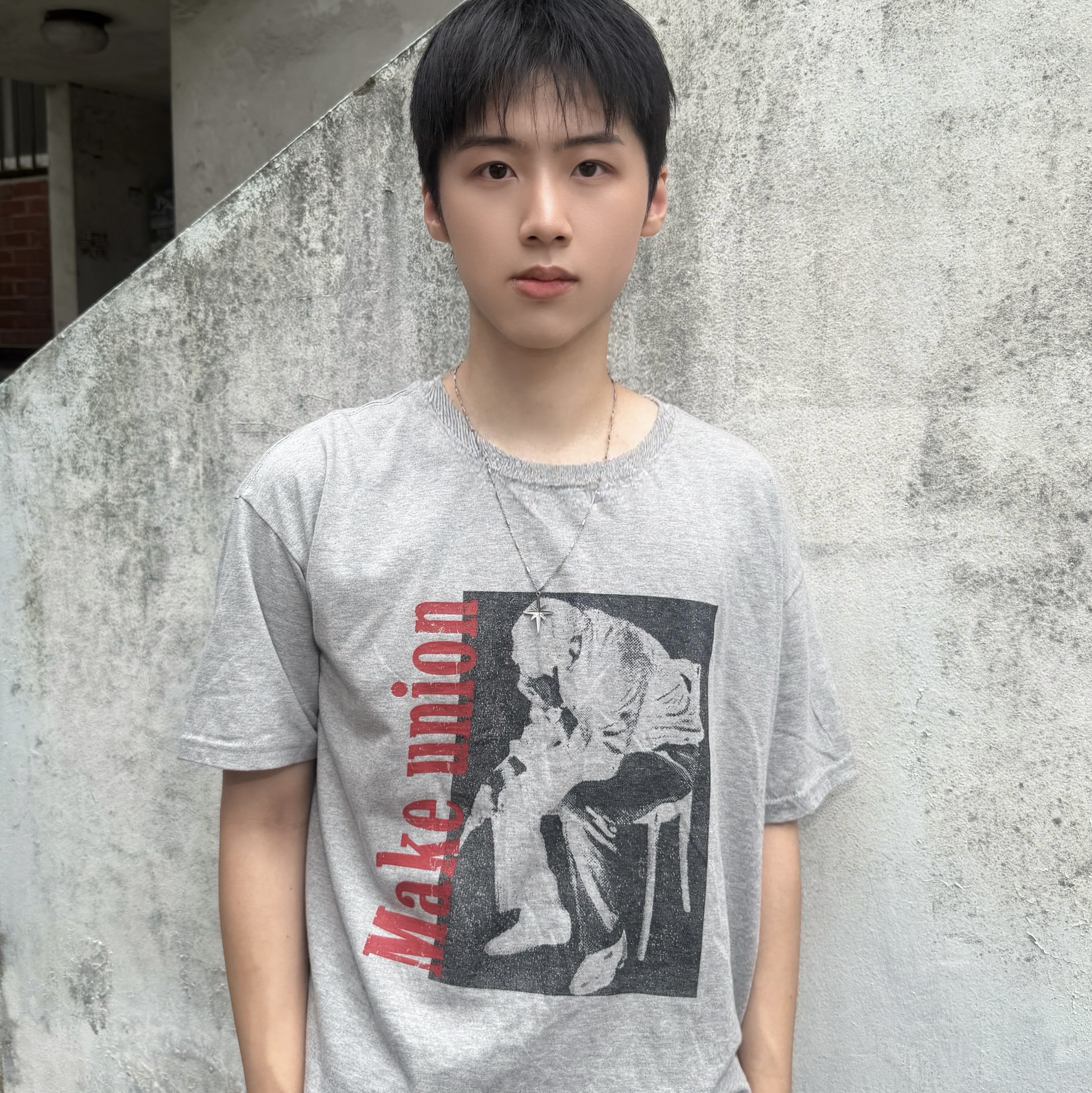 AMOU Trouble Half T-Shirts Gray, AMOU Trouble Half T-Shirts White 착용 스타일 - 3