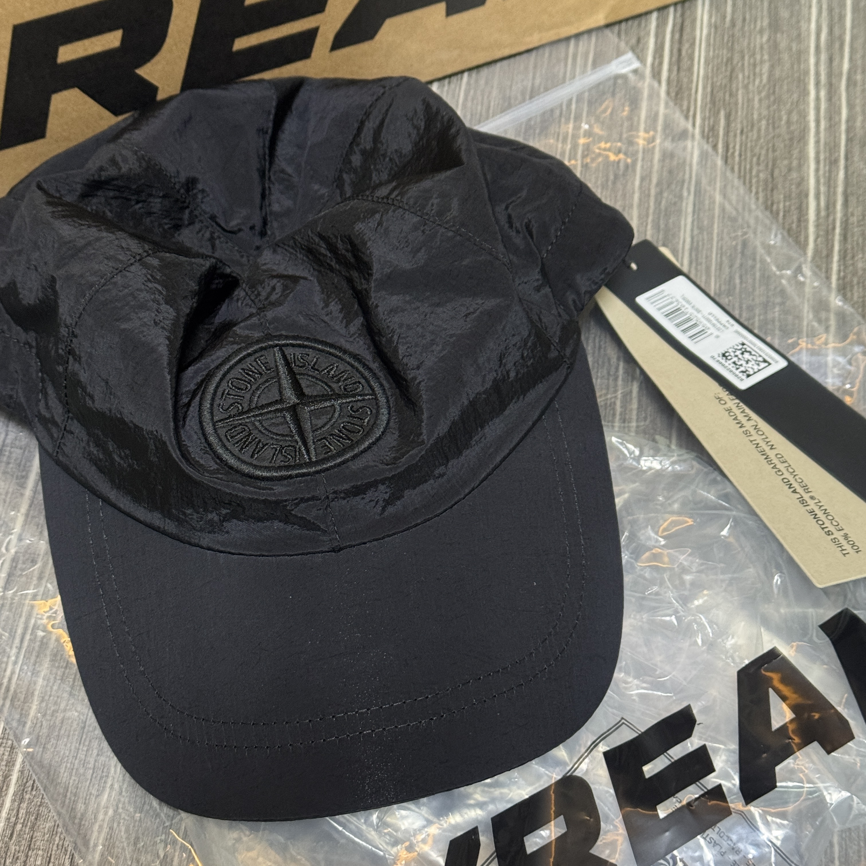 Stone Island 9100011 Nylon Metal in Econyl Baseball Cap with Drawcord Compass Embroidery Black 착용 스타일