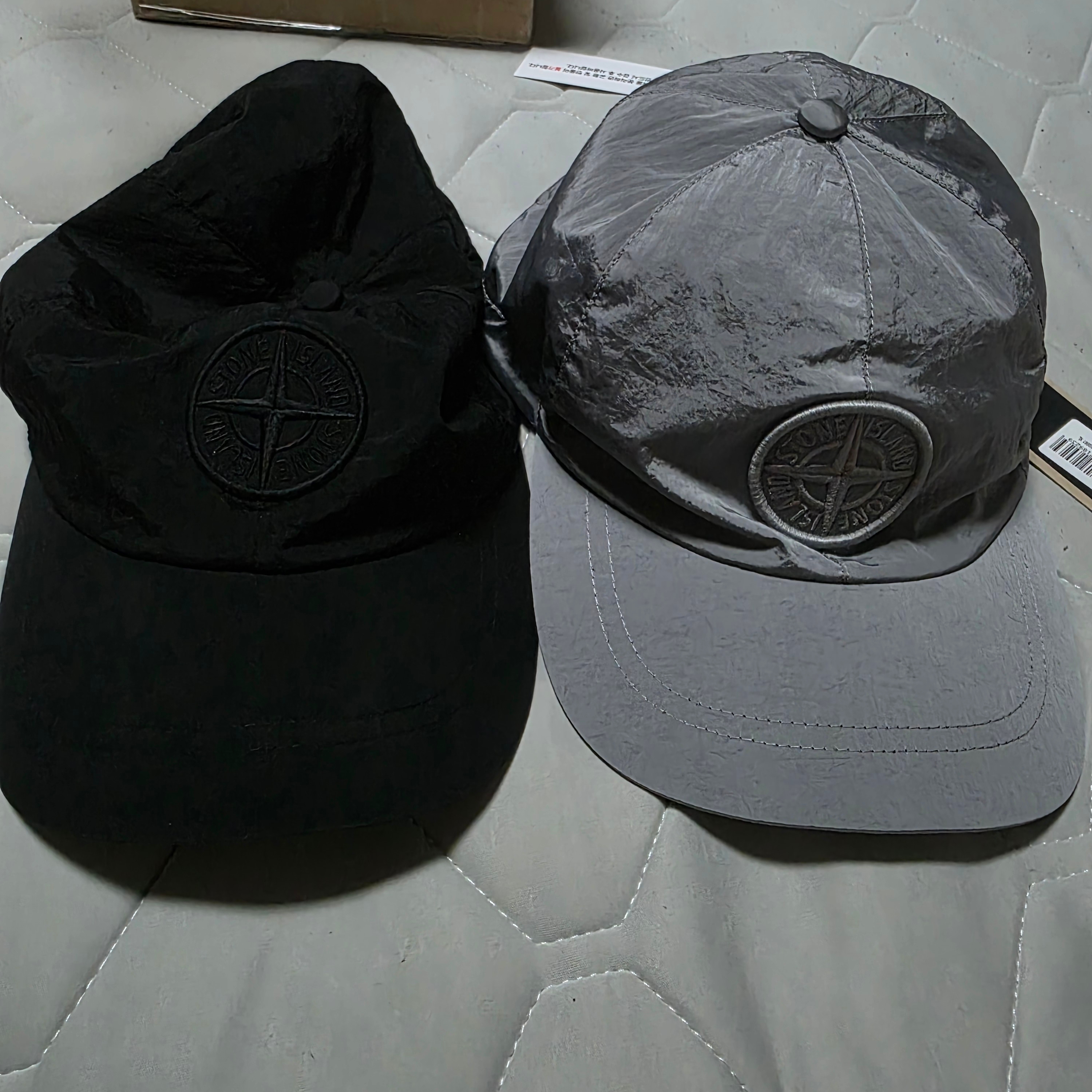 Stone Island 9100011 Nylon Metal in Econyl Baseball Cap with Drawcord Compass Embroidery Pearl Grey - 25FW, Stone Island 9100011 Nylon Metal in Econyl Baseball Cap with Compass Embroidery Black - 26FW 착용 스타일 - 2