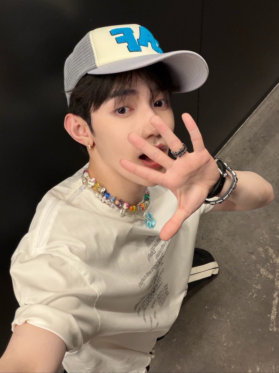 Honey Scoop House x Safarispot SAF Logo Trucker Cap Gray, Honey Scoop House x Safarispot SAF Logo Trucker Cap Black 착용 스타일 - 4