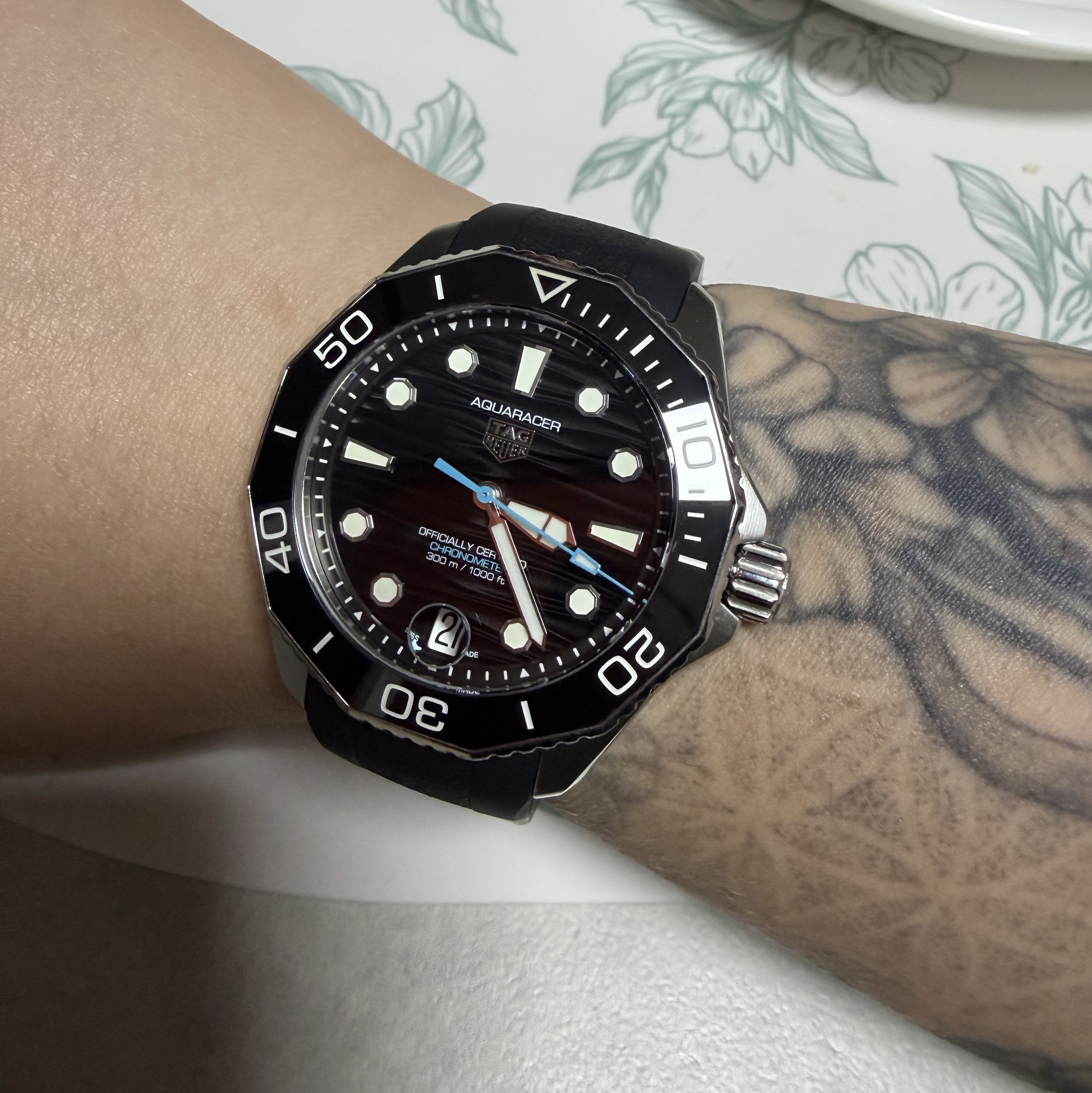 TAG Heuer Aquaracer Professional 300 Date Automatic 42mm Rubber Black 착용 스타일