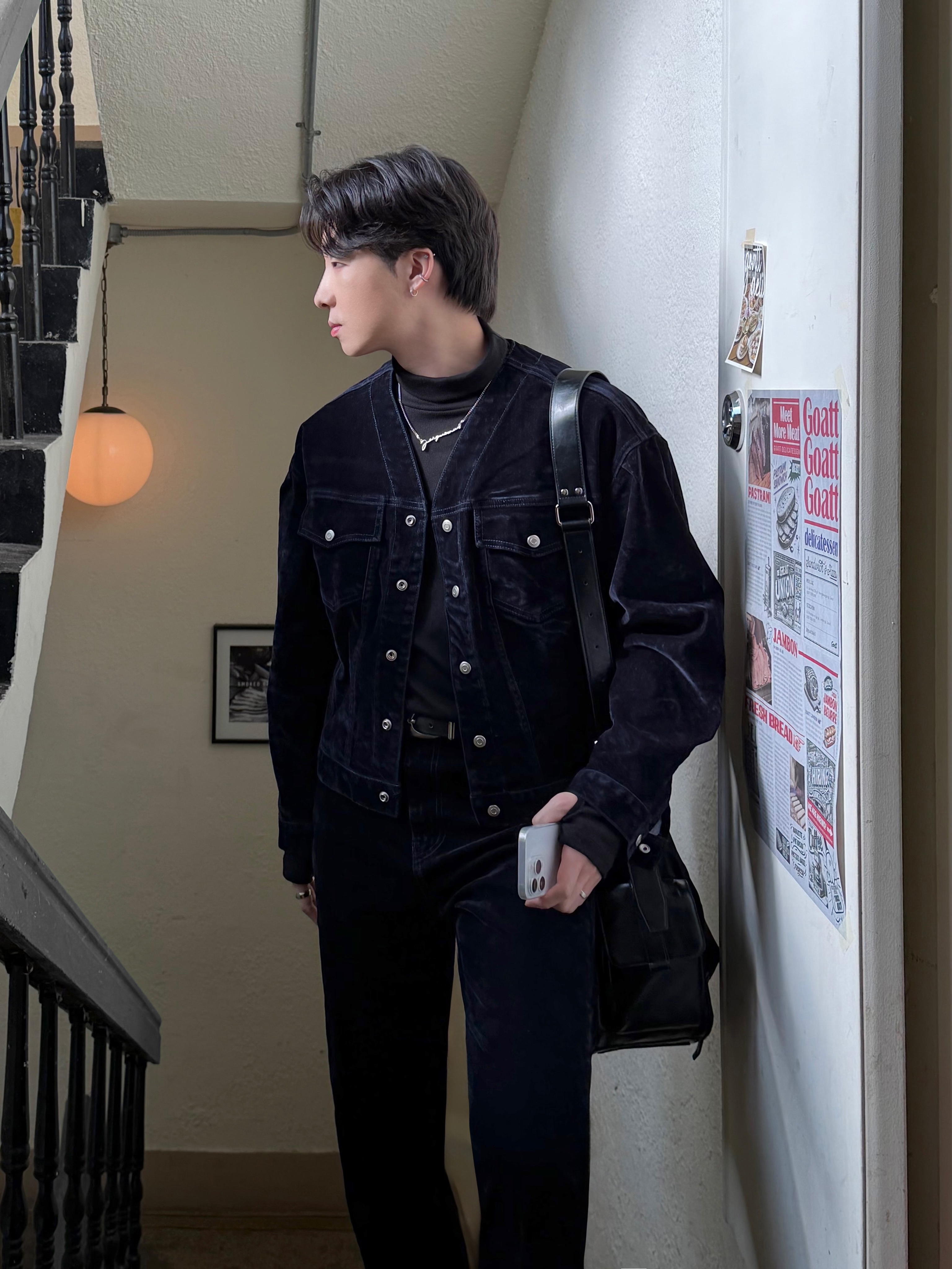 Jacquemus La Chaine Signature Logo Chain Necklace Silver, Matin Kim Rivet Point Quad Shoulder Bag Black 착용 스타일 - 3