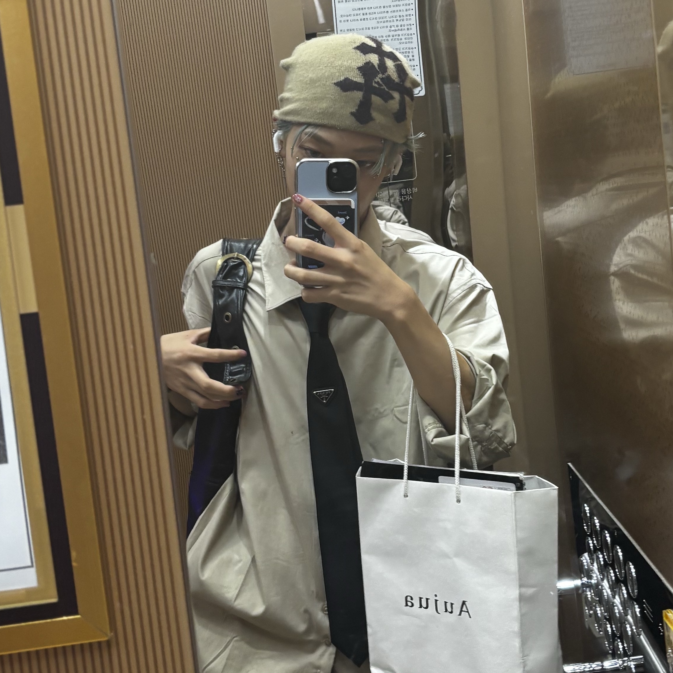 Prada Re-Nylon Gabardine Tie Black 착용 스타일