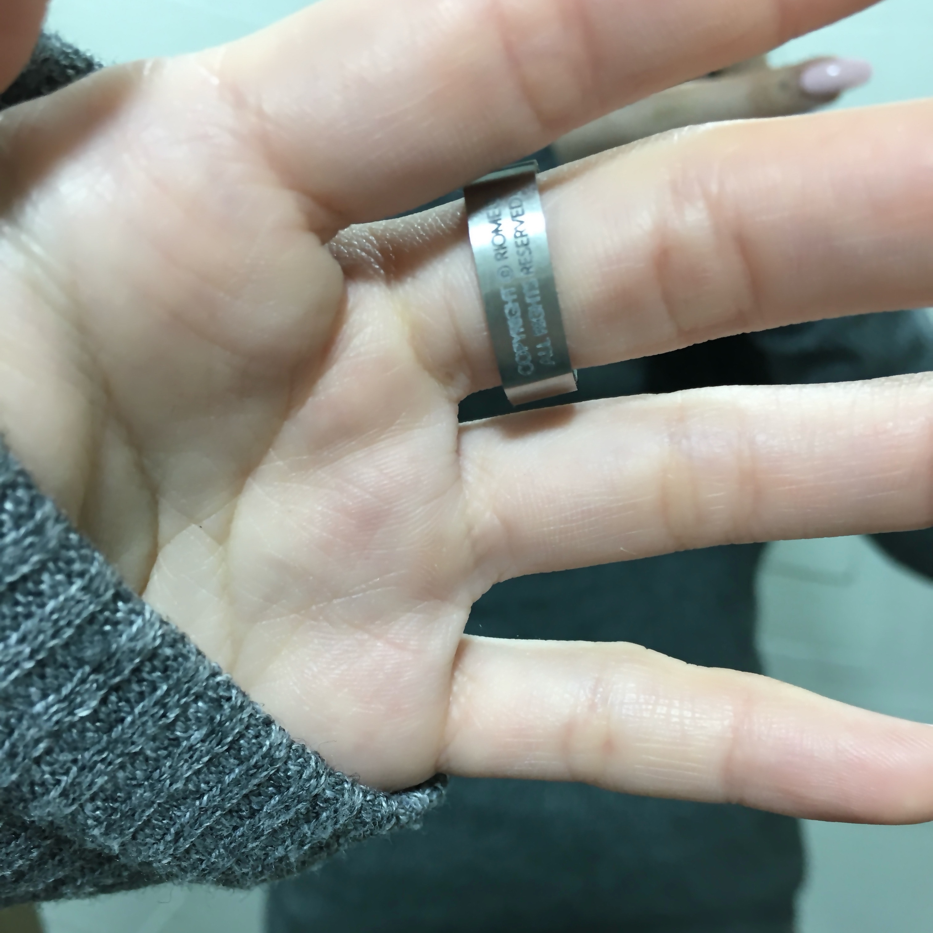 Riomeu COPYRIGHT Square Ring Silver 착용 스타일 - 1