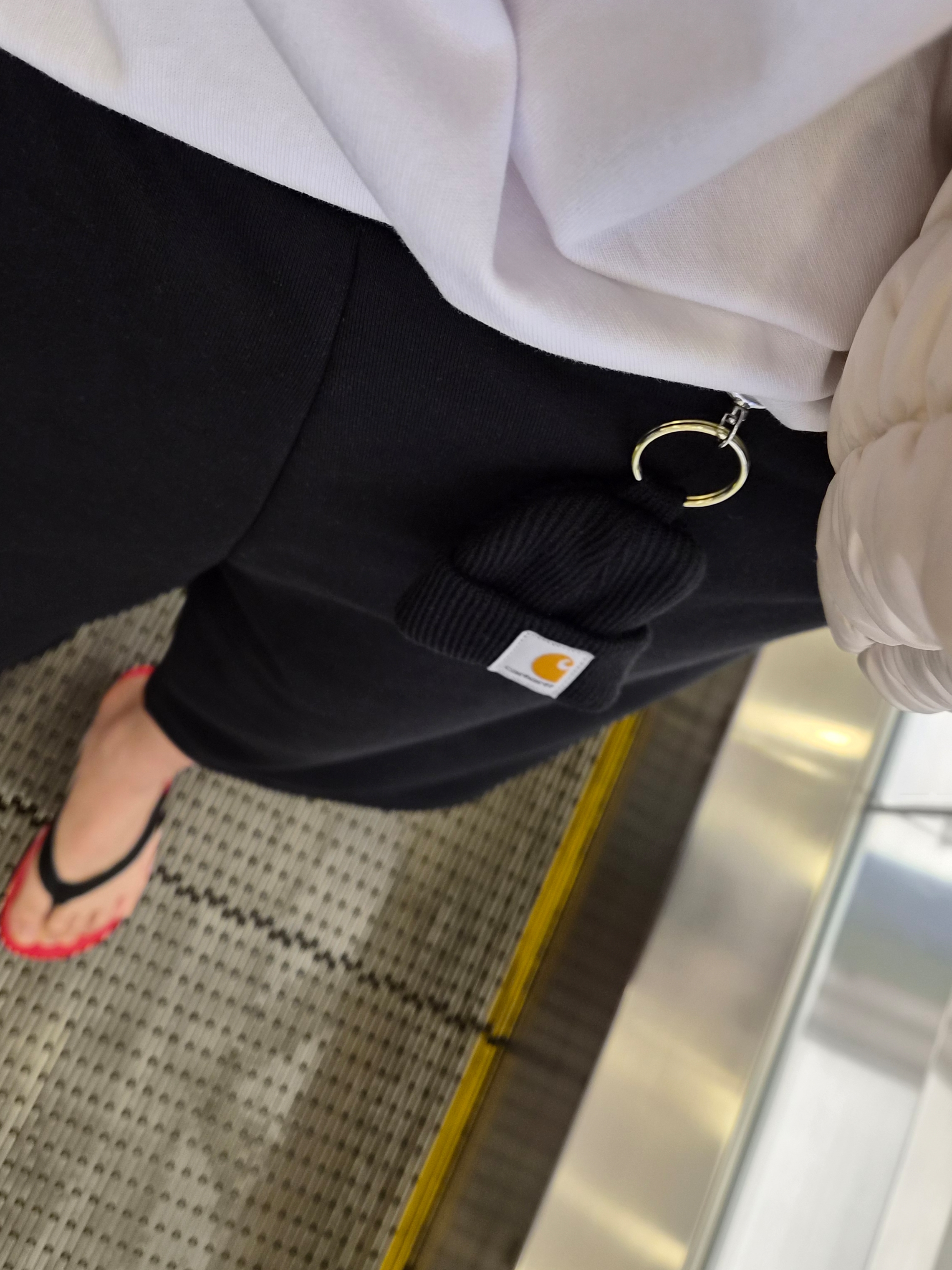 COS Quilted  Laptop Case Off White, The Row Dune Classic Sandal in Rubber Scarlet 착용 스타일 - 3